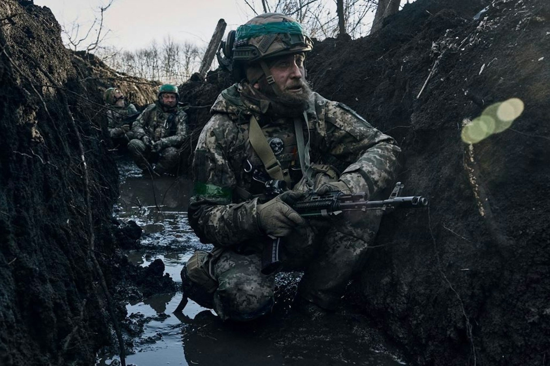 Tentara Ukraina di parit di garis depan dekat Bakhmut.