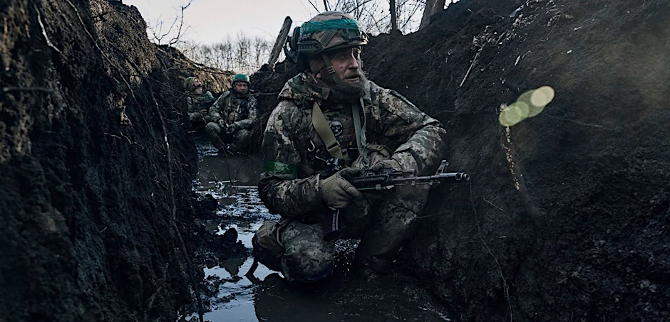 Ukrainische Soldaten in einem Schützengraben an der Frontlinie nahe Bachmut.