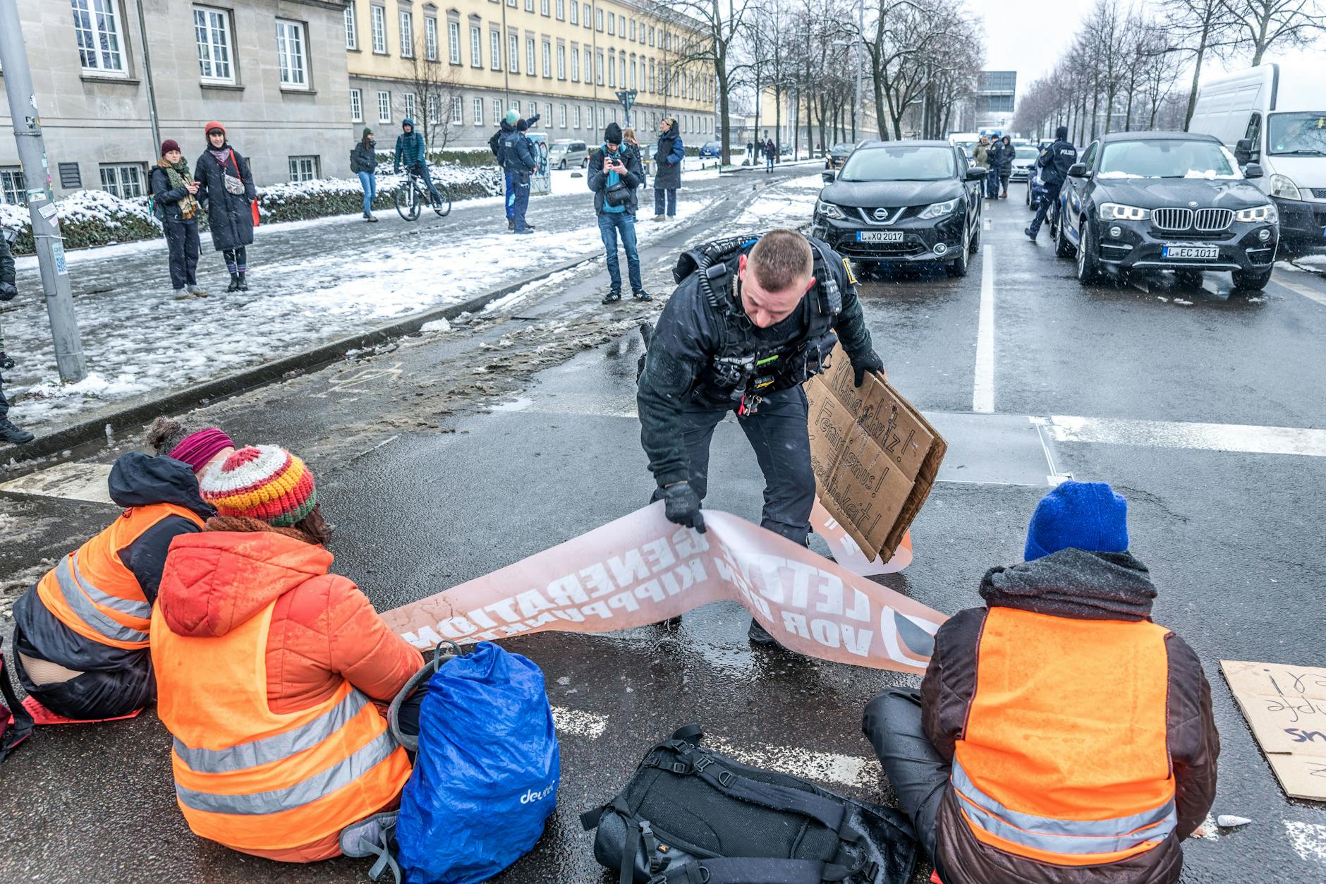 Aktivistinnen der Letzten Generation haben anlässlich des Frauentags die Jahnallee im Leipziger Westen blockiert und sich an die Fahrbahn geklebt. Auch in Berlin gab es eine Aktion. 