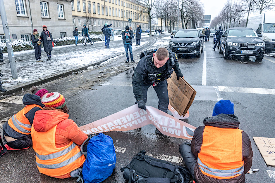 Aktivistinnen der Letzten Generation haben anlässlich des Frauentags die Jahnallee im Leipziger Westen blockiert und sich an die Fahrbahn geklebt. Auch in Berlin gab es eine Aktion.&nbsp;