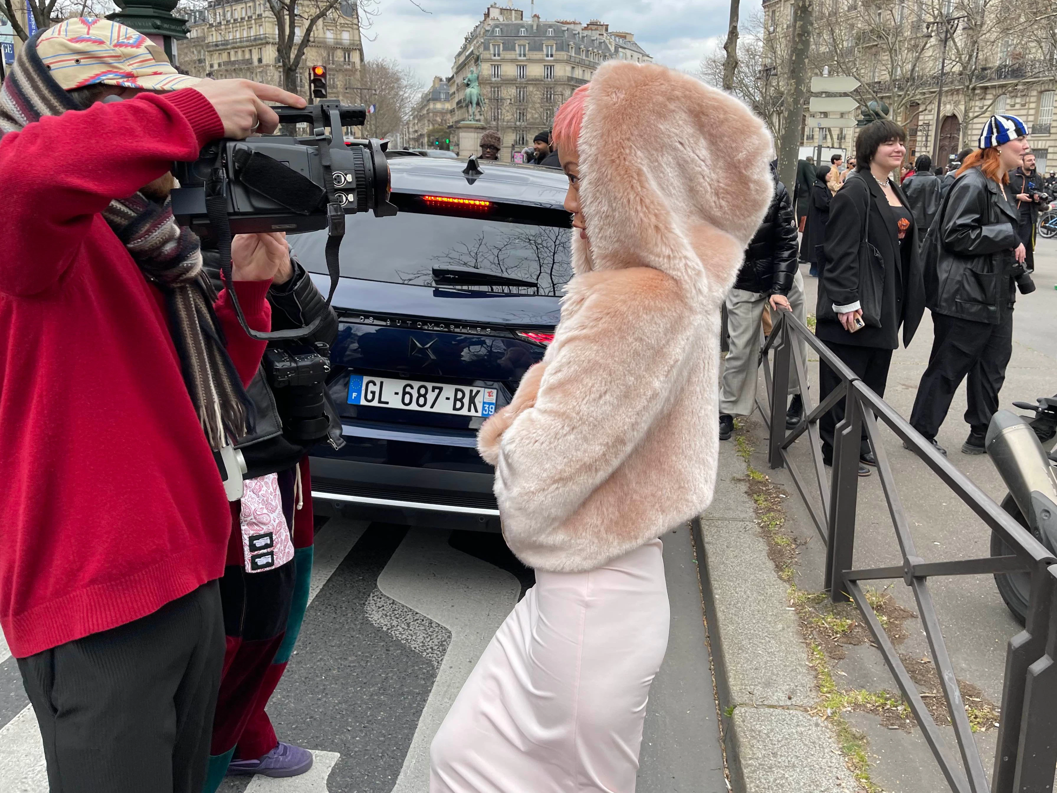 Alle sind am letzten Tag der Paris Fashion Week am Limit, dennoch wird noch einmal alles gegeben. Sowohl von den Fotografen als auch von den „Motiven“.