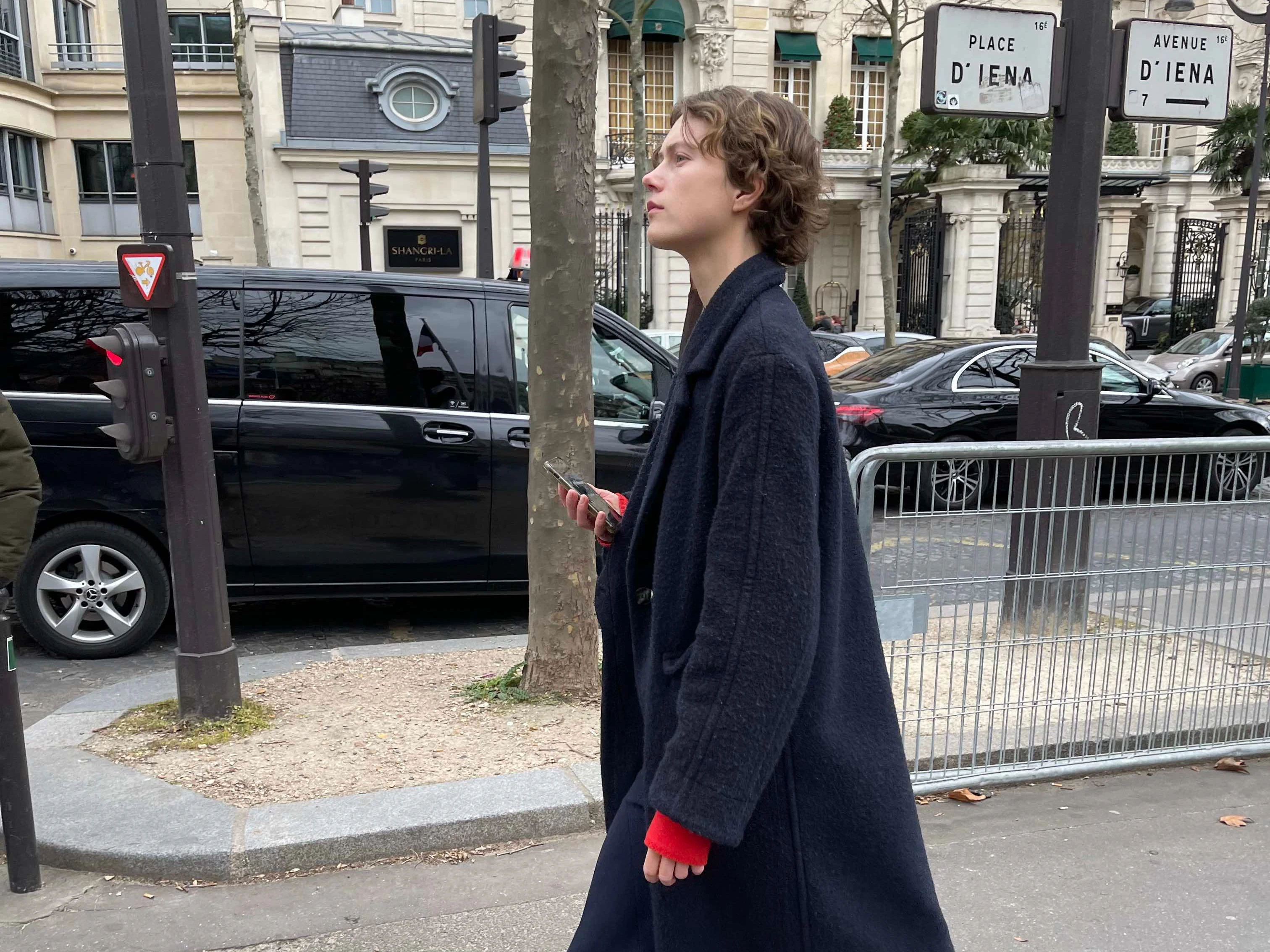 Kurze Haare bei Frauen sah man während dieser Modewochen häufiger. Der Look dieser Parisienne sitzt, mit nur wenigen Elementen.
