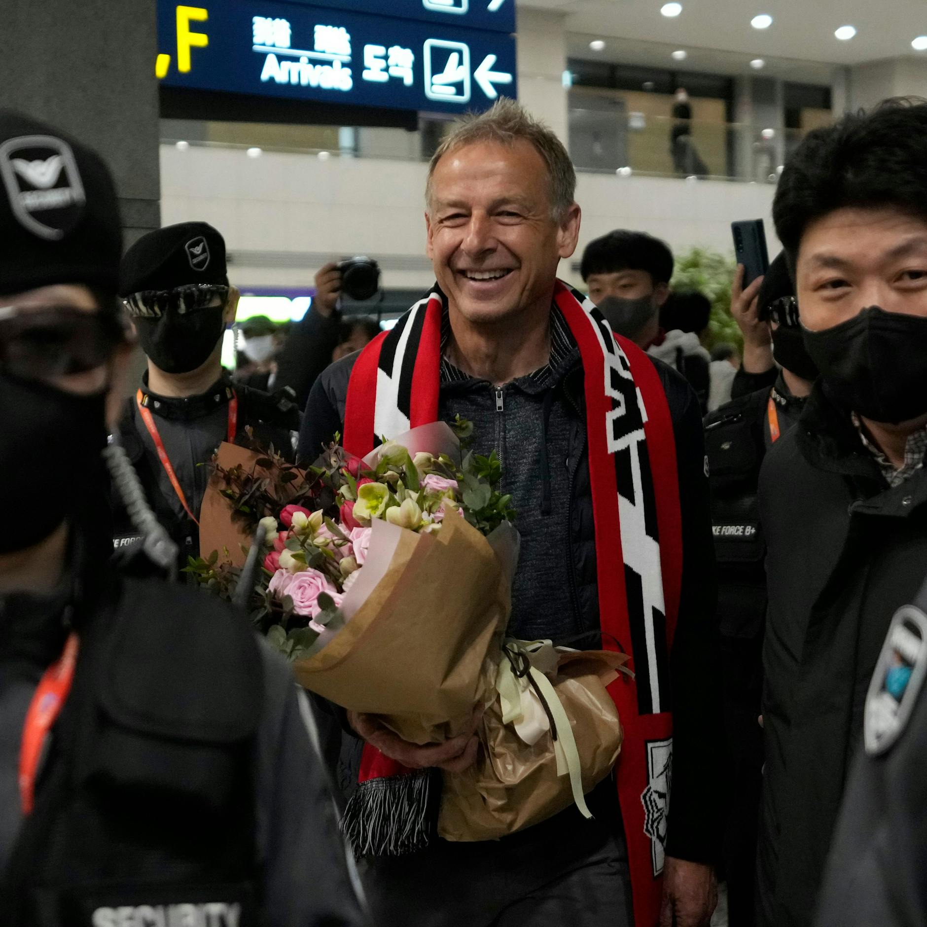 Jürgen Klinsmann wurde bei seiner Ankunft am Flughafen Incheon von südkoreanischen Fans umringt.