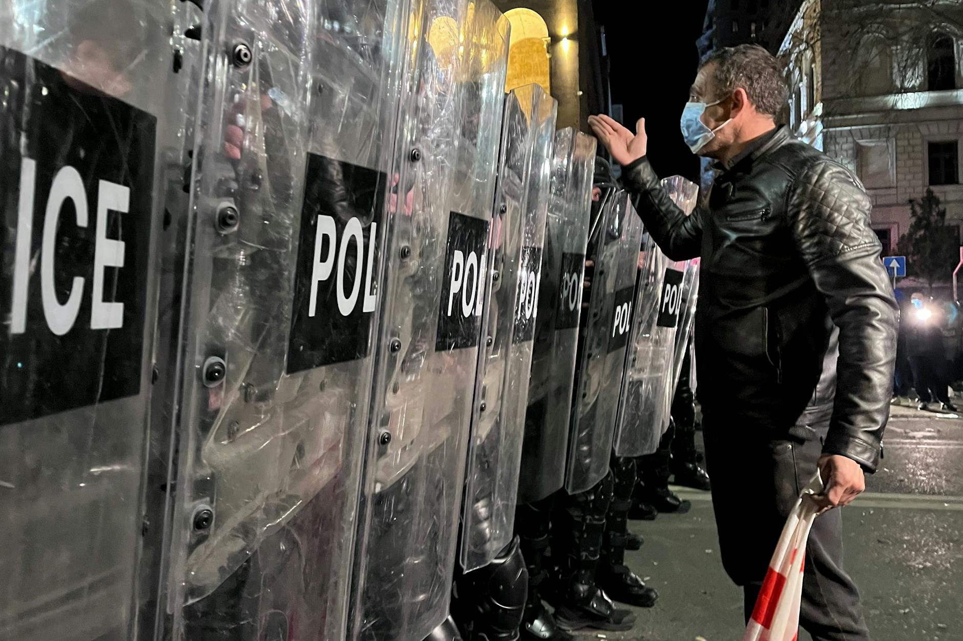 Ein Demonstrant am 7. März 2023 in der Hauptstadt Georgiens.