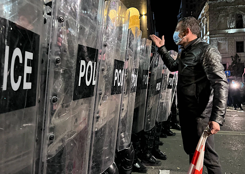 Ein Demonstrant am 7. März 2023 in der Hauptstadt Georgiens.