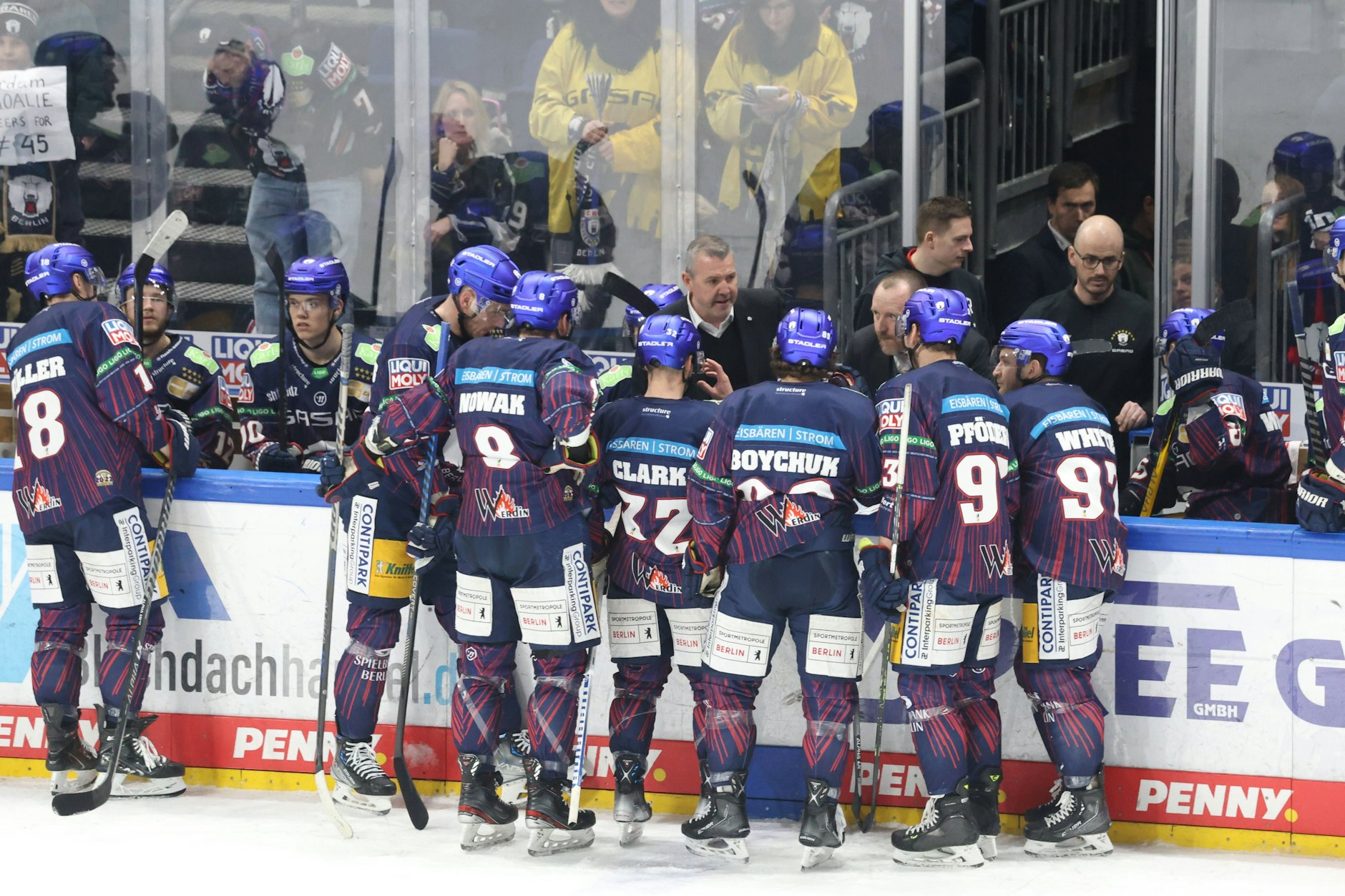Serge Aubin ist weiter Trainer der Eisbären, steht auch in der kommenden Saison an der Bande.