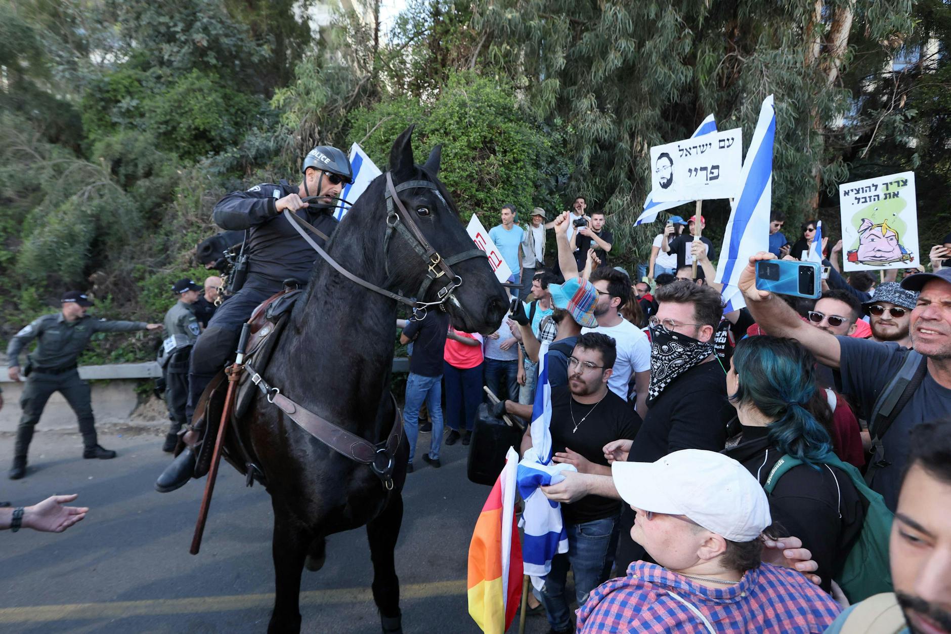 Israelische Polizisten versuchen, Demonstranten während einer Demonstration gegen das umstrittene Justizreformgesetz der Regierung in Tel Aviv am 09. März 2023 zu vertreiben. 