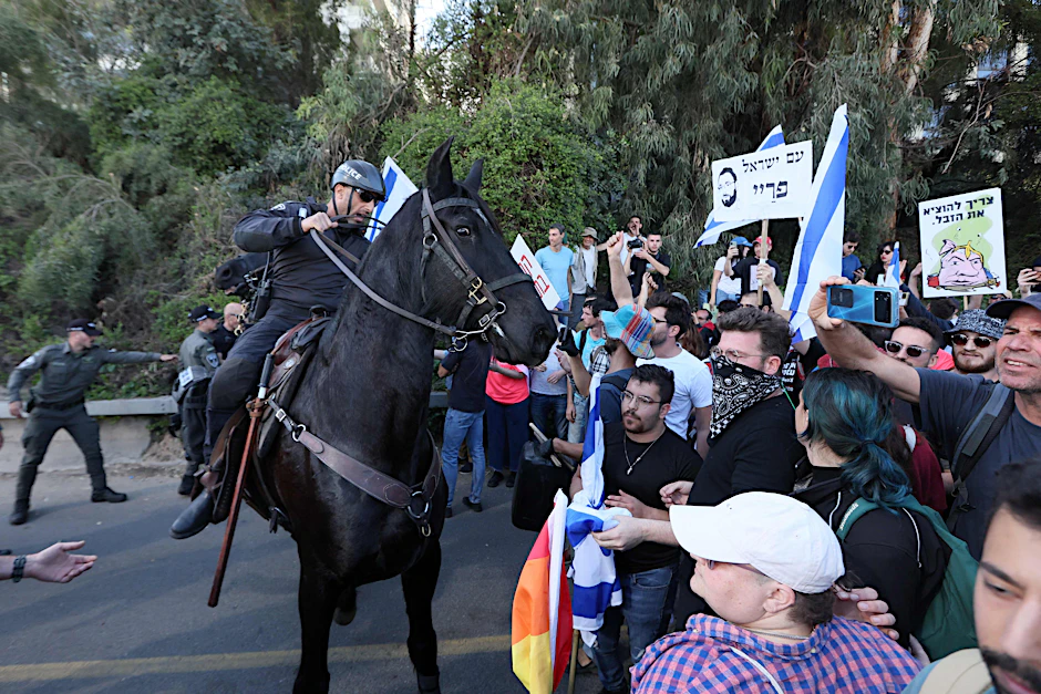 Israelische Polizisten versuchen, Demonstranten während einer Demonstration gegen das umstrittene Justizreformgesetz der Regierung in Tel Aviv am 09. März 2023 zu vertreiben.&nbsp;