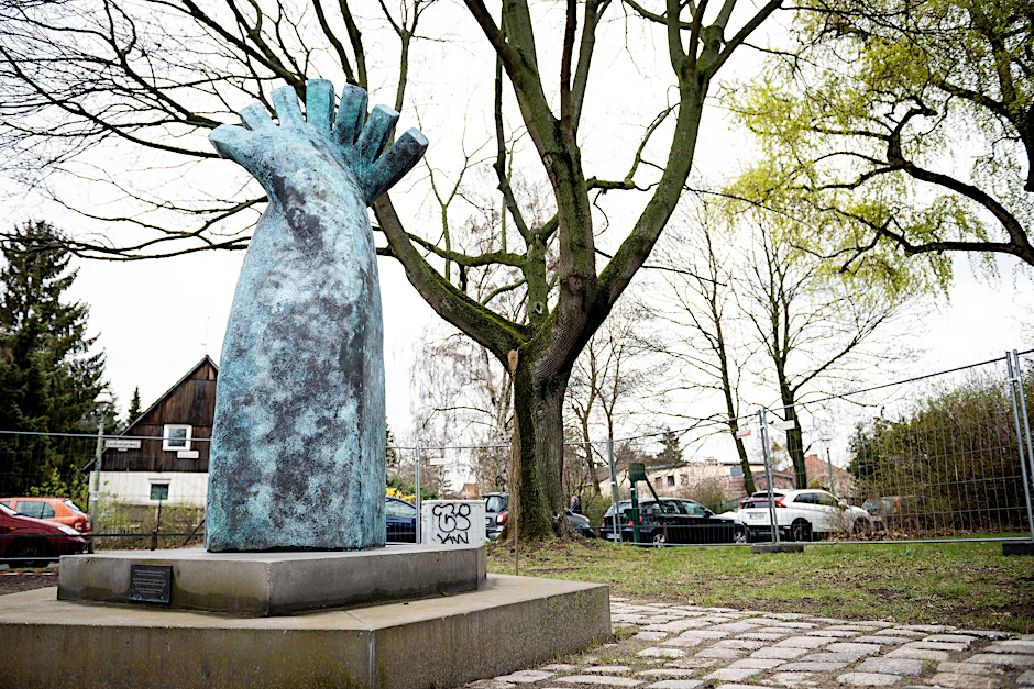Das Denkmal des ermordeten Burak Bektas: Unbekannte beschmierten es mit einem Hakenkreuz.&nbsp;