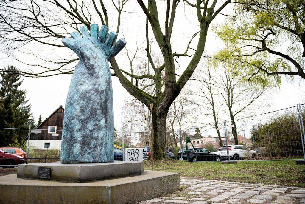 Denkmal für erschossenen Burak Bektas in Neukölln mit Hakenkreuz beschmiert