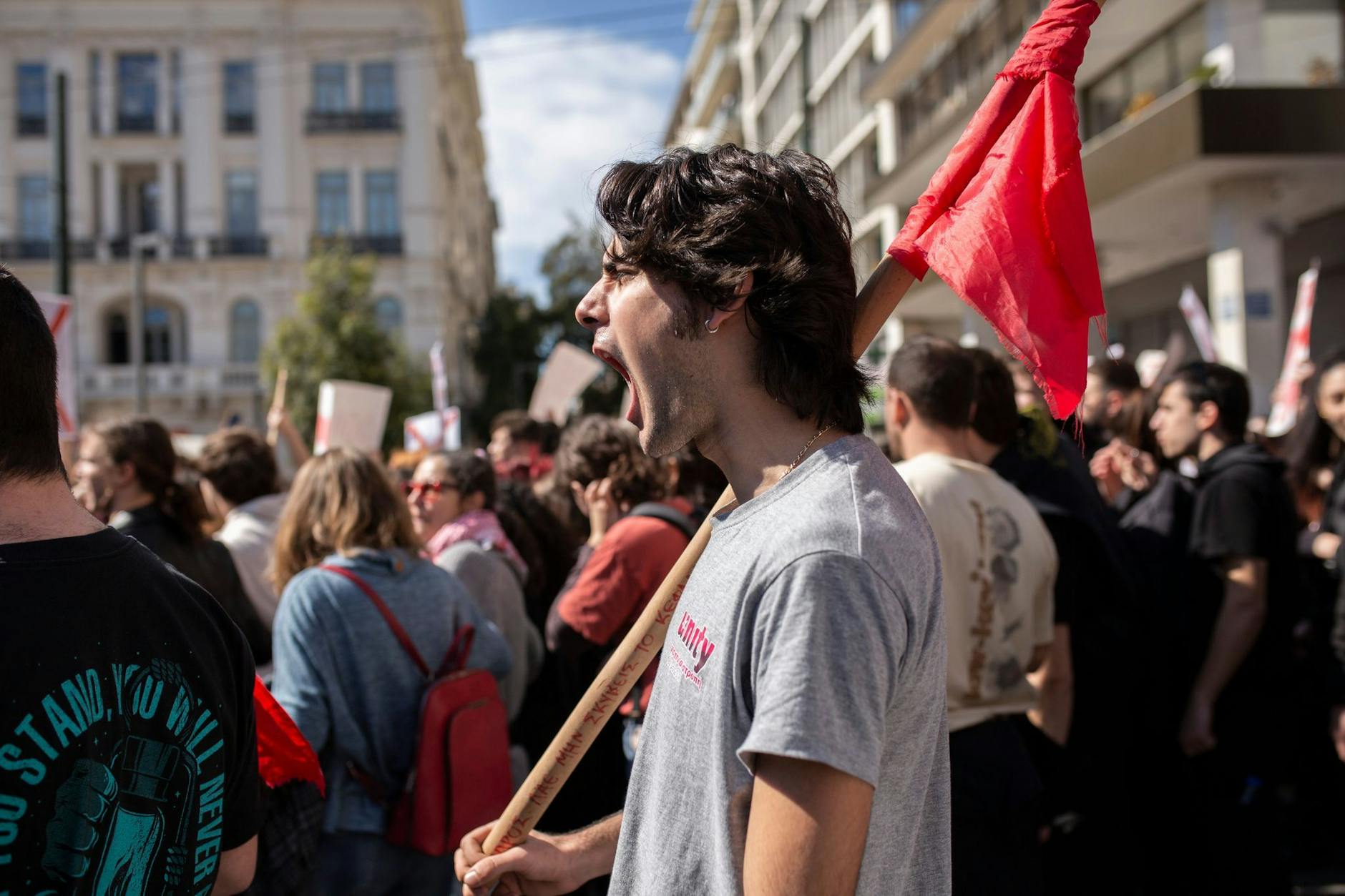 Demonstranten in Athen: Die großen Gewerkschaften des Landes hatten zu dem Streik aufgerufen. Wegen des schweren Zugunglücks mit 57 Toten vergangene Woche steht vor allem die Privatisierungspolitik des Staates in der Kritik.