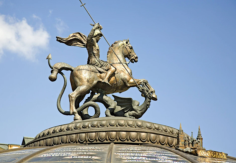 Figur von Moskaus Stadtheiligem St. Georg der Drachentöter auf einer Kuppel des Kaufhauses Ochotnyj Rjad in Moskau.