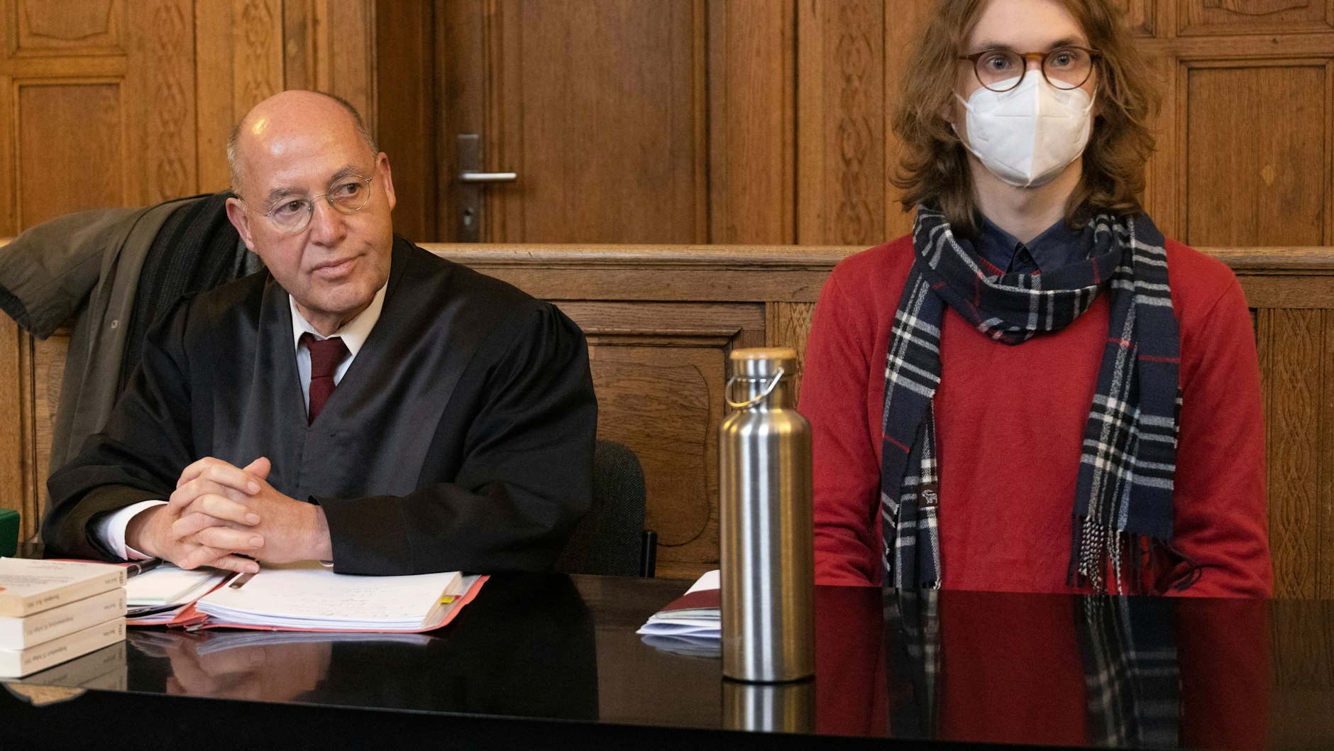 Klima-Aktivist Lukas Popp mit seinem Rechtsanwalt Gregor Gysi&nbsp;