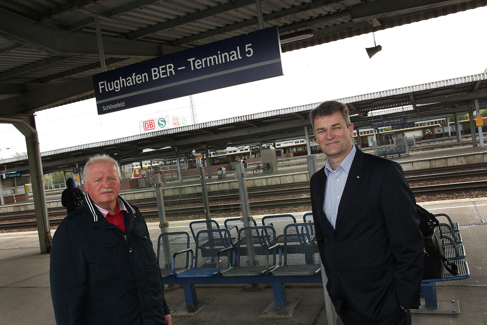 Sie planten die Bahnverbindungen zum neuen Schönefelder Flughafen: Holger Ludewig (links) und Peter Schulze von der Deutschen Bahn 2020 im Bahnhof Flughafen BER Terminal 5.