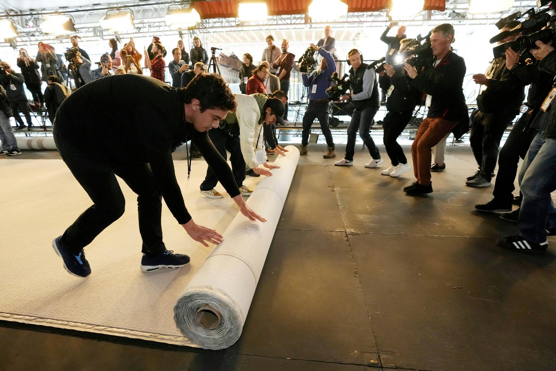 Am Mittwoch wurde der in diesem Jahr champagnerfarbene rote Teppich für die Oscar-Gala am Sonntag ausgerollt.