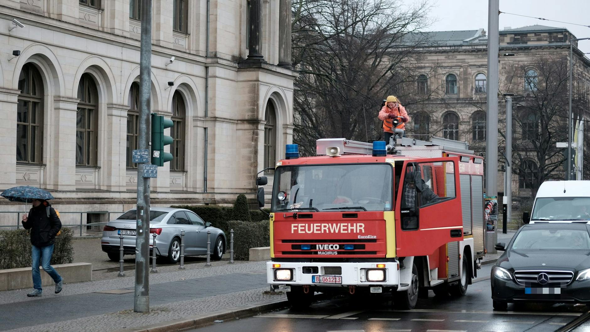 Mit einem Feuerwehrauto rückten vor Wochen die Klima-Kleber vor das Verkehrsministerium, um Minister Volker Wissing eine „kalte Dusche“ zu verpassen. 