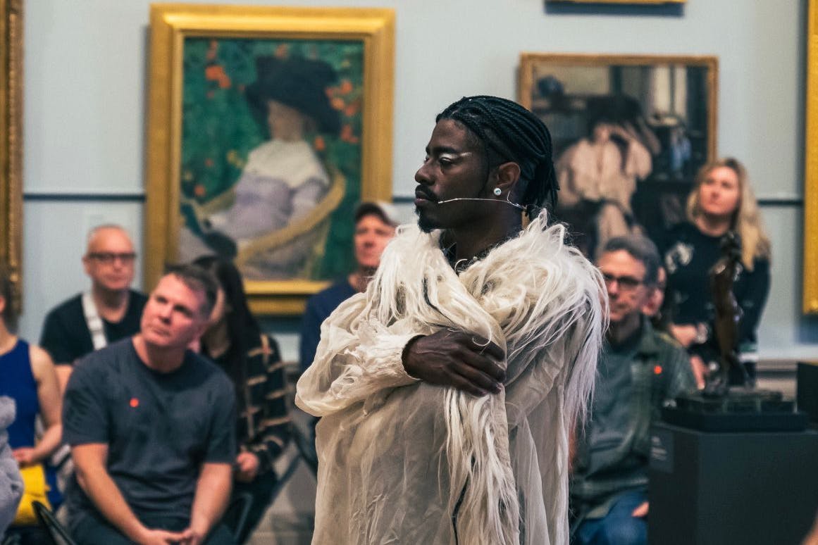 Tenor und Performer Kameron Locke wird das Constellations Festival im SO36 eröffnen, am 10. März ab 17.30 Uhr