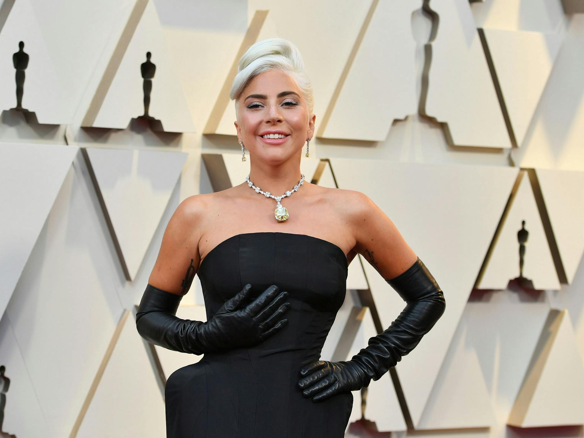 Lady Gaga und Blood Pop sind für Musik und Text von „Hold My Hand“ aus dem Film „Top Gun: Maverick“ nominiert. Für Lady Gaga wäre es, neben vielen Grammys und zwei Golden Globes, bereits der zweite Oscar: 2019 gewann sie mit dem Filmsong „Shallow“ aus „A Star Is Born“; nominiert war sie schon viermal.