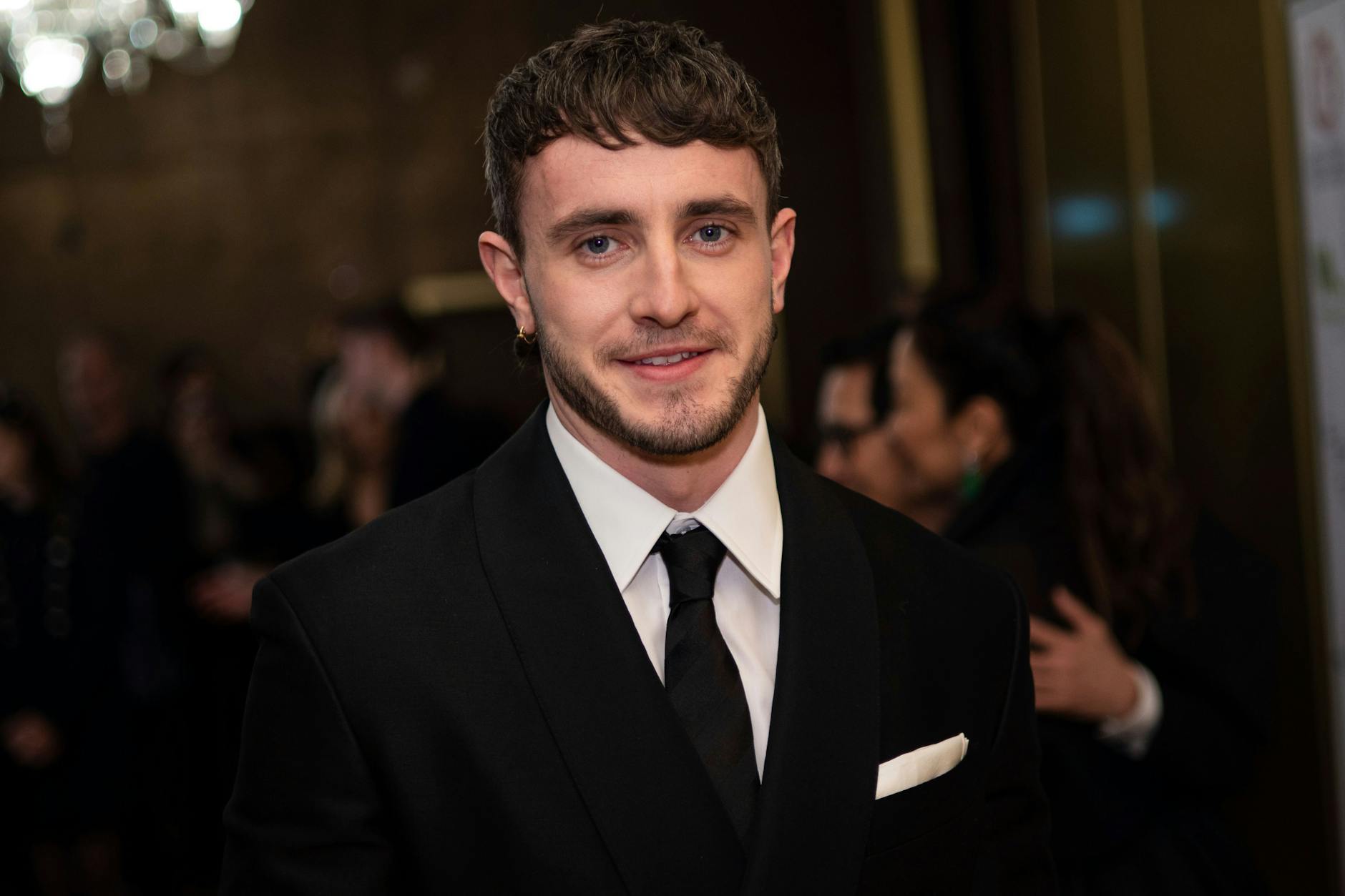 Paul Mescal ist für seine Rolle des Calum in Charlotte Wells’ Drama „Aftersun“ nominiert, einen jungen Vater, der mit seiner Tochter einen Urlaub in einem türkischen Badeort verbringt. Der 27-jährige Ire wurde zuvor für noch keinen Oscar nominiert. Er ist in diesem Jahr der jüngste nominierte Schauspieler.