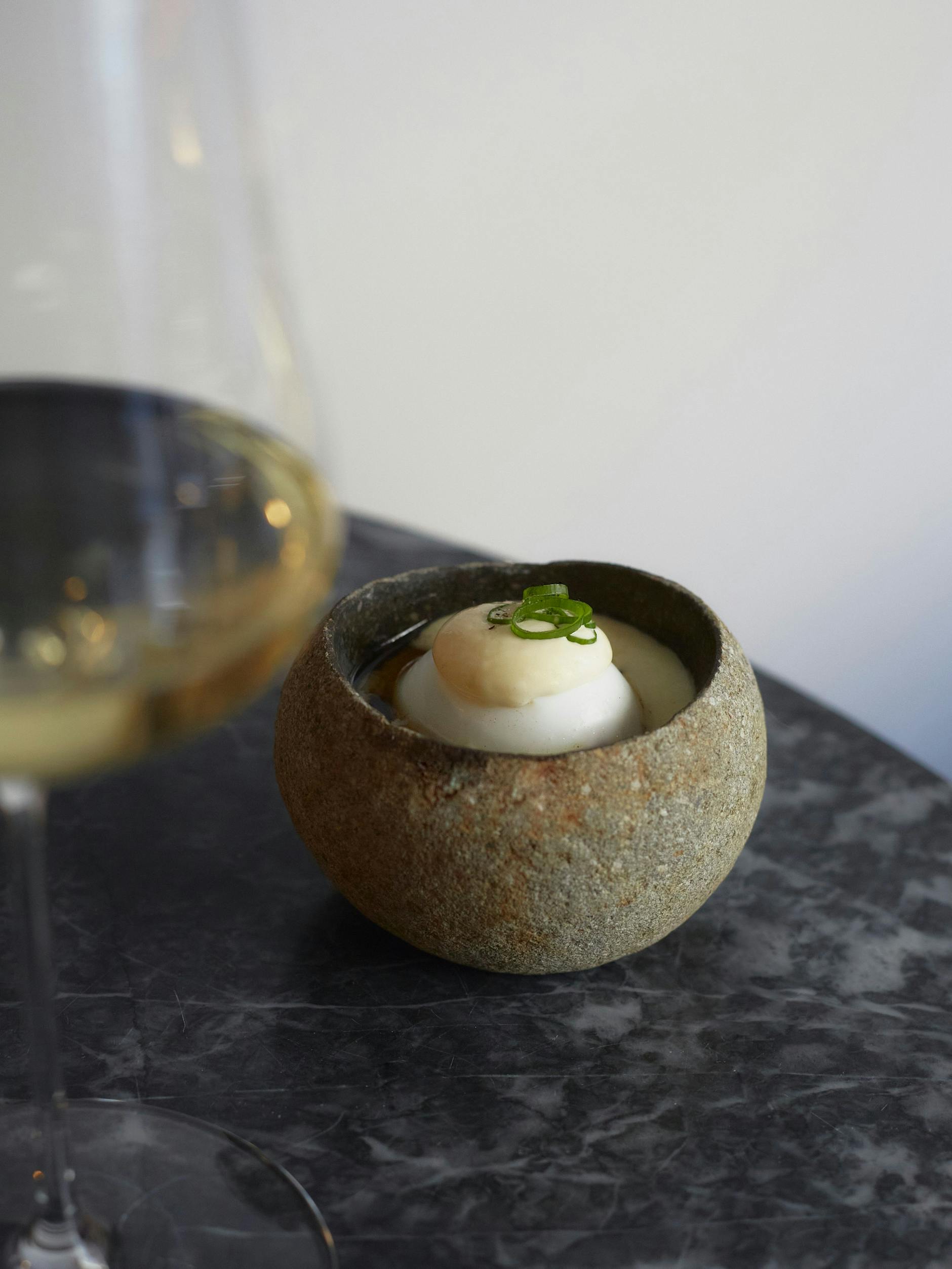 Oeuf Mayonnaise in einer kleinen Schale aus Steingut.