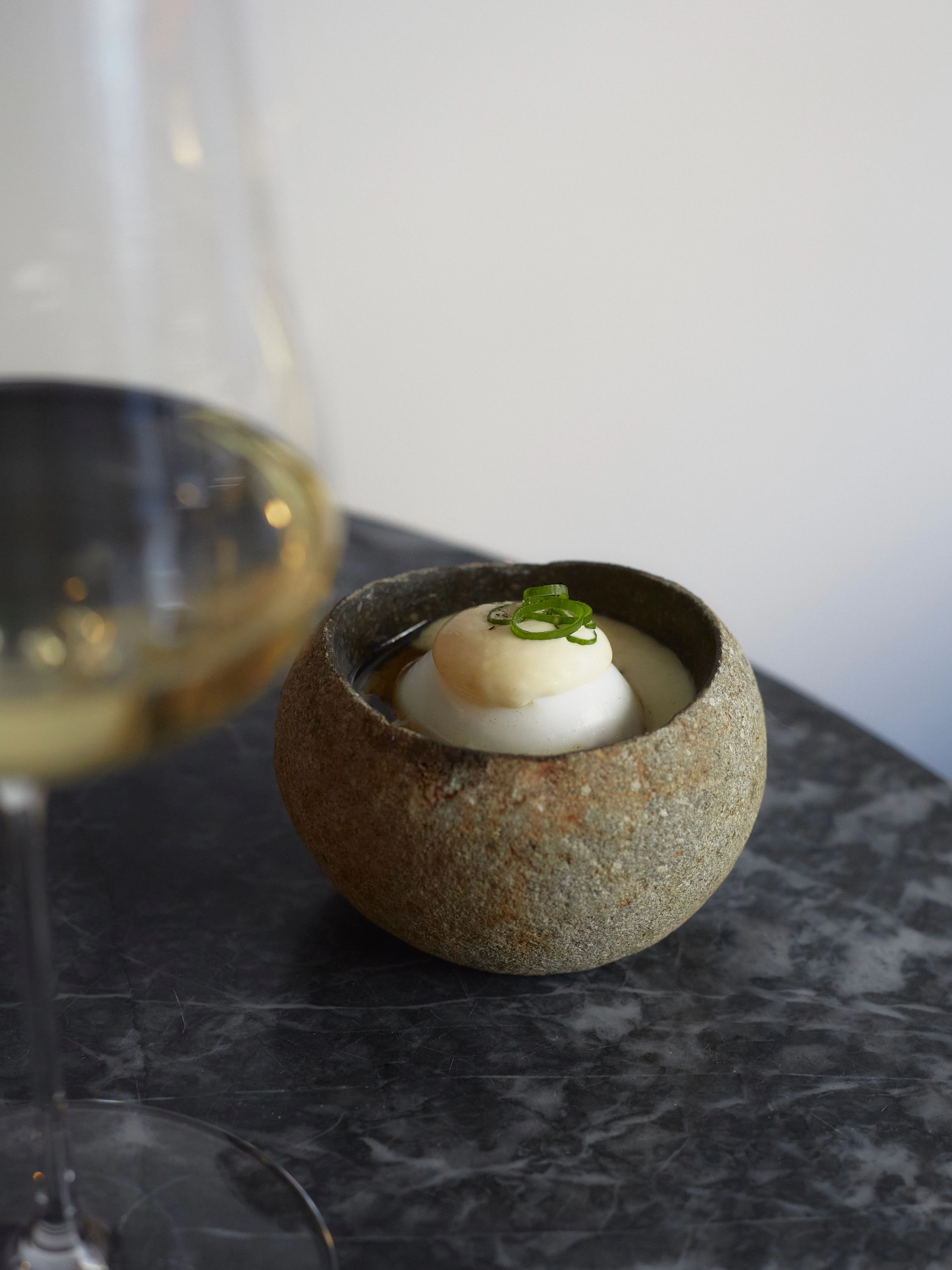 Oeuf Mayonnaise in einer kleinen Schale aus Steingut.