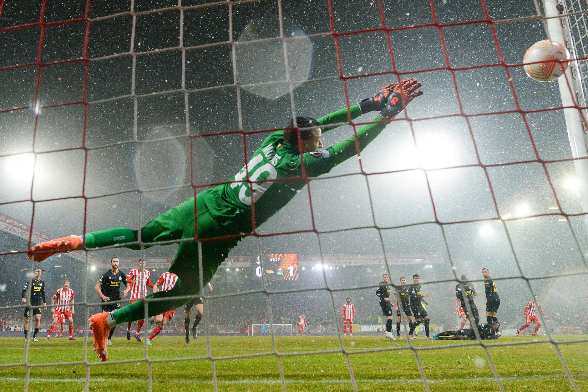 &nbsp;Josip Juranovic (r.) hat den Freistoßperfekt getroffen, die Kugel schlägt zum 1:1 im Kasten von Royale Union Saint-Gilloise ein. Keeper Anthony Moris streckt sich vergeblich.
