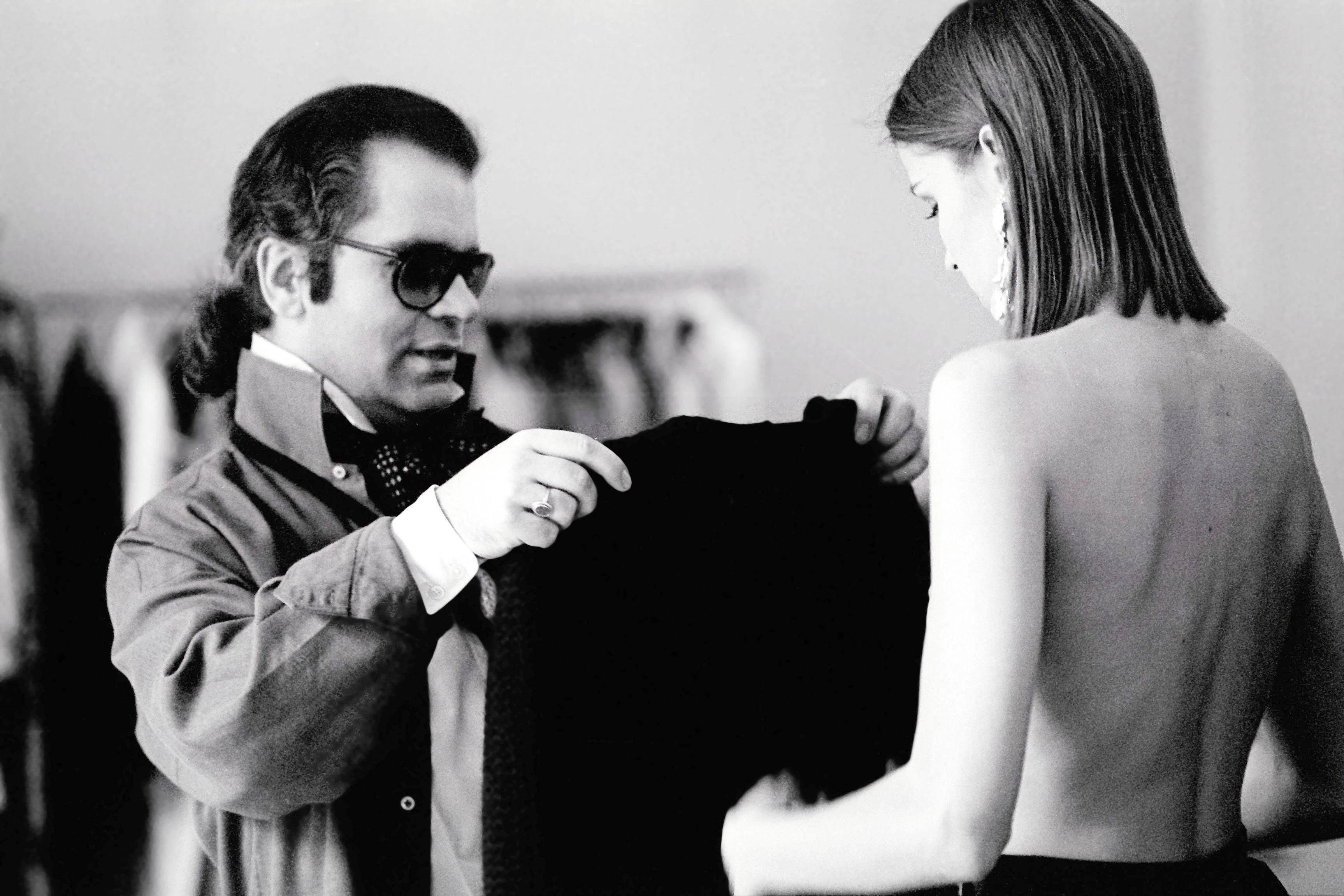 Seine Karriere hatte Lagerfeld, hier 1979 bei einer Anprobe, in dem französischen Modehaus Chloé begonnen.