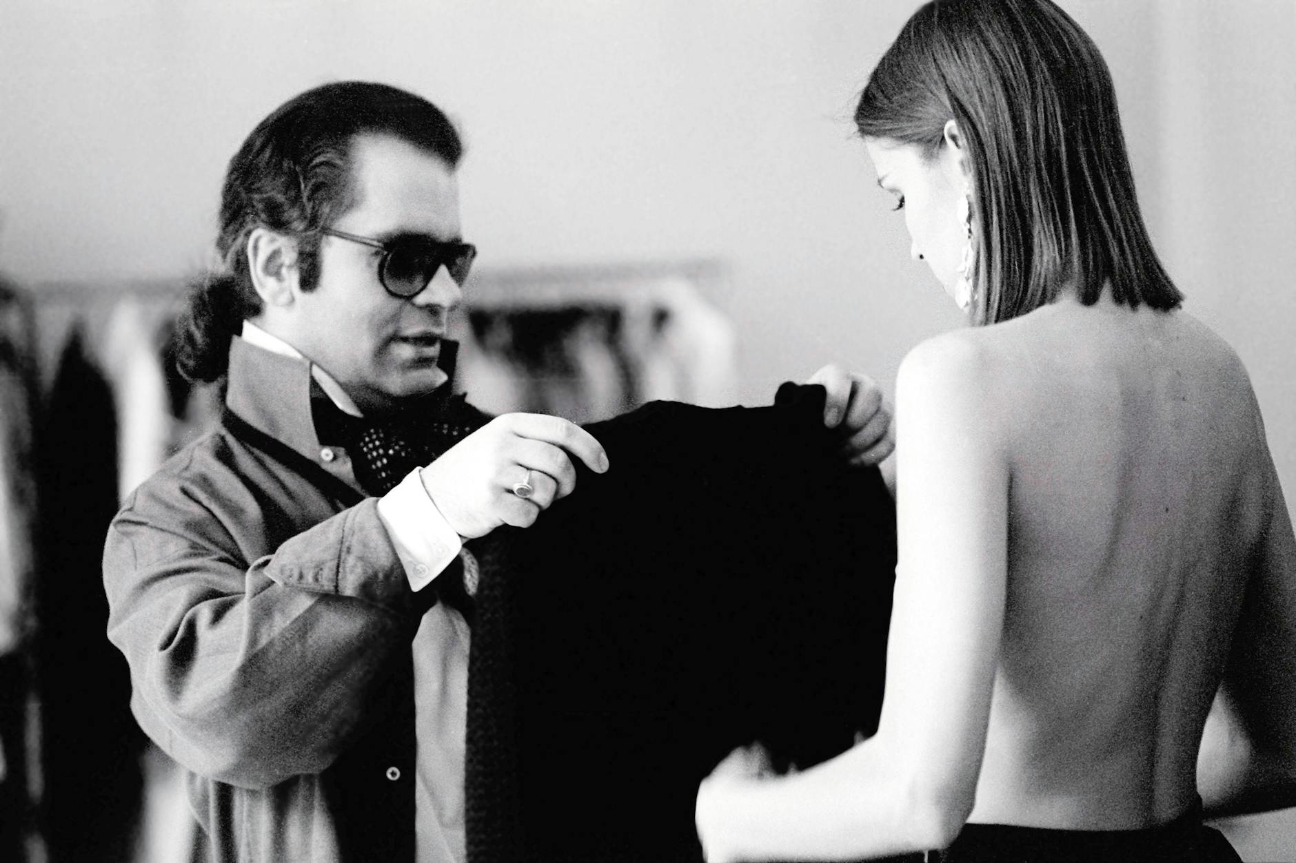 Seine Karriere hatte Lagerfeld, hier 1979 bei einer Anprobe, in dem französischen Modehaus Chloé begonnen.