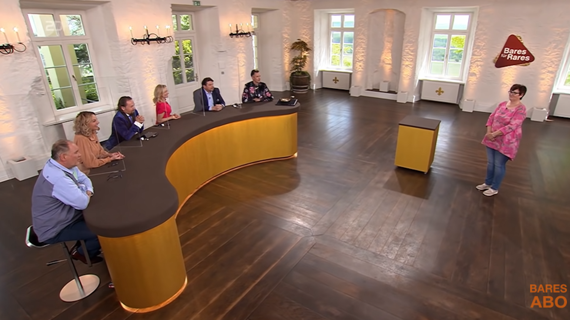 Die „Bares für Rares“-Händler sind fassungslos über den wertvollen Schatz, den Sabine mit in die Sendung gebracht hat.