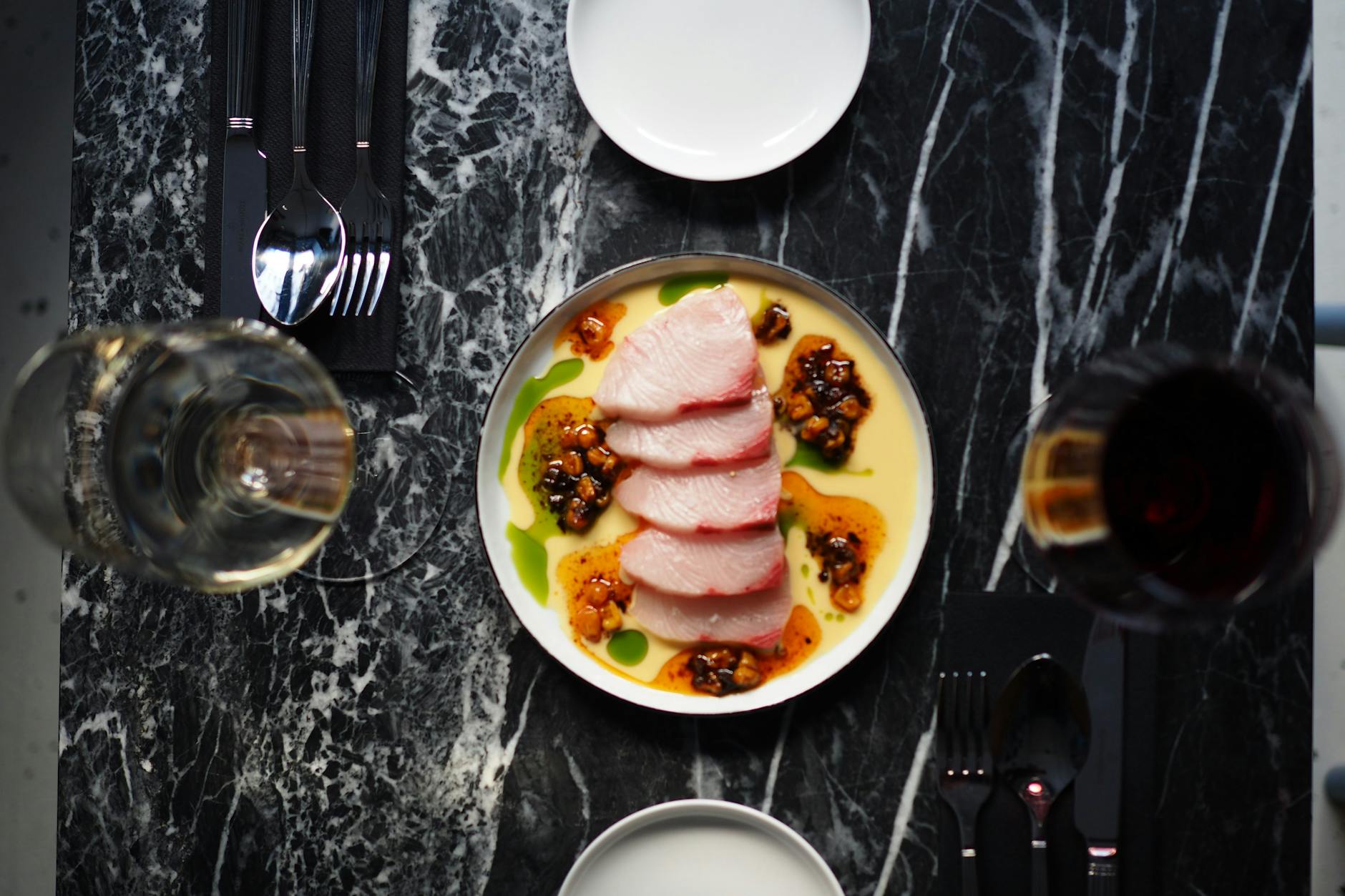 Die Gelbschwanzmakrele, auch Hamachi genannt, präsentiert der Küchenchef roh wie Sashimi.