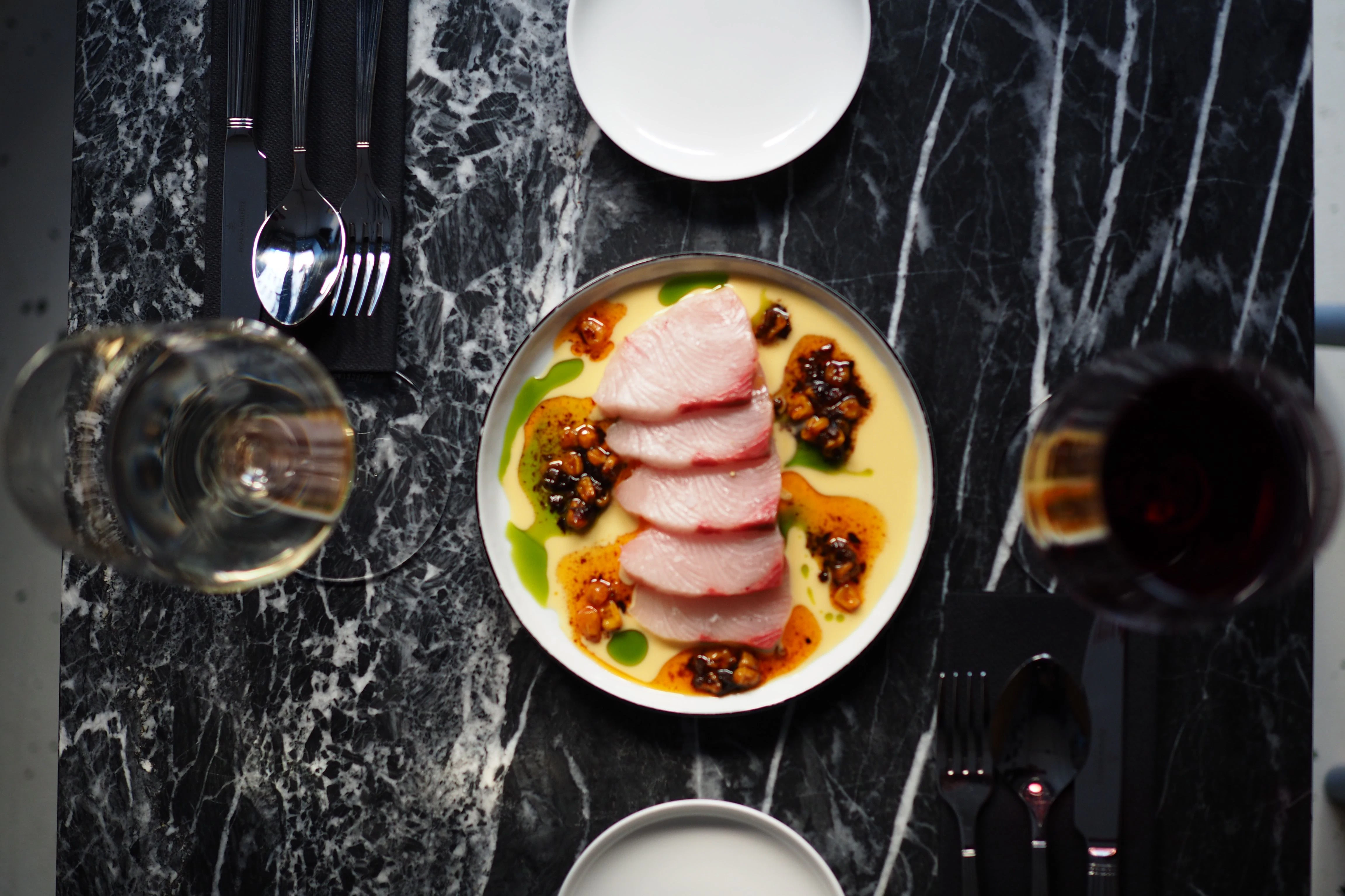 Die Gelbschwanzmakrele, auch Hamachi genannt, präsentiert der Küchenchef roh wie Sashimi.
