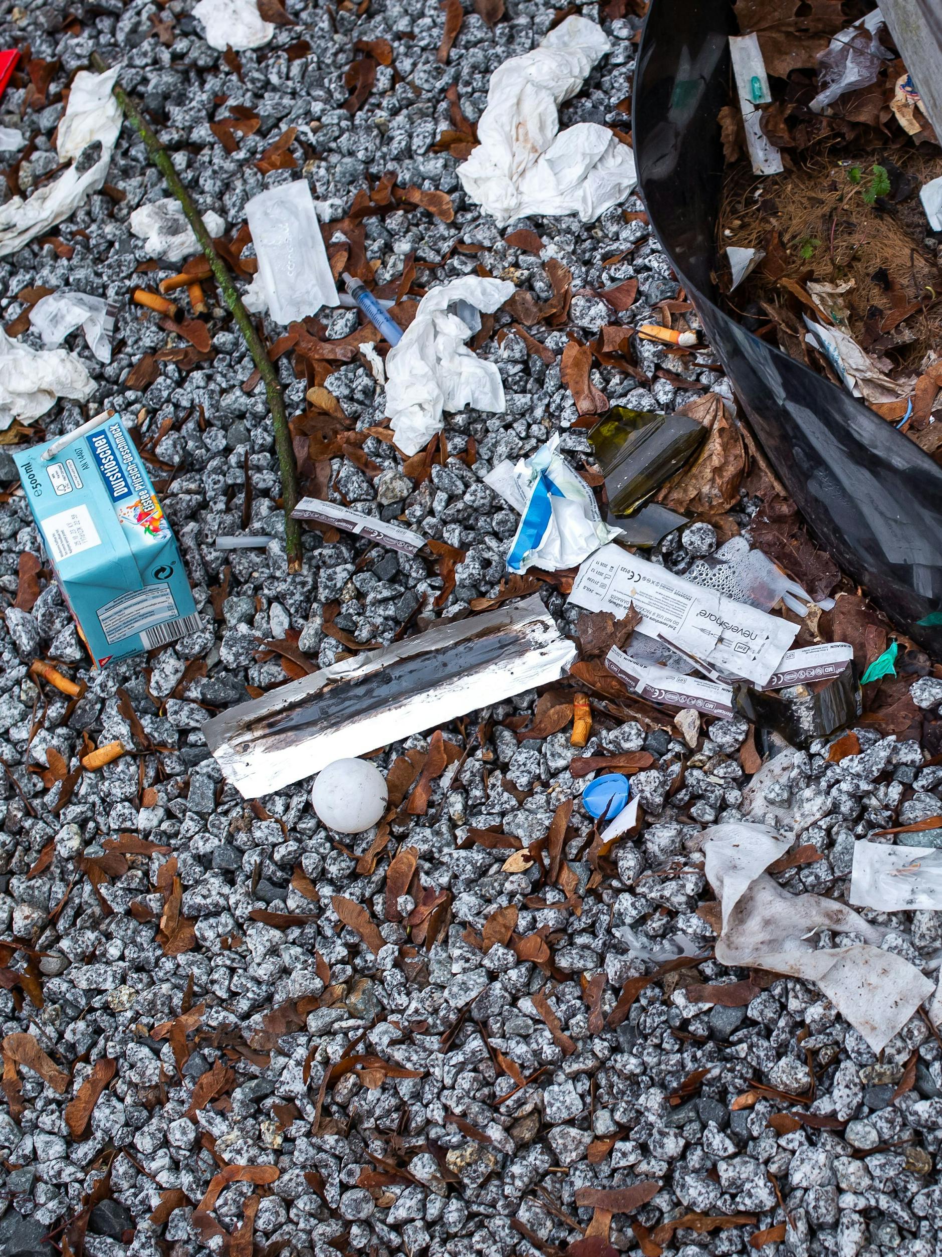 Spritzen und Drogenampullen liegen überall herum.