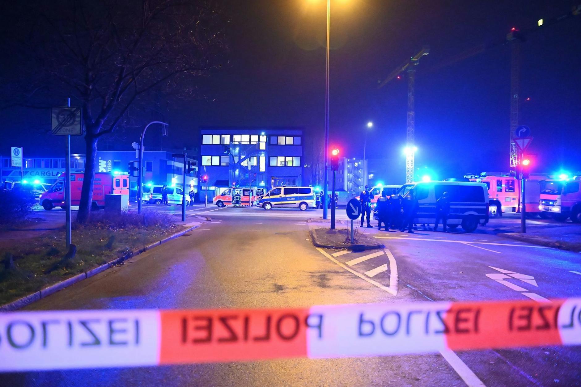 Polizisten und Helfer am Tatort in Hamburg. 