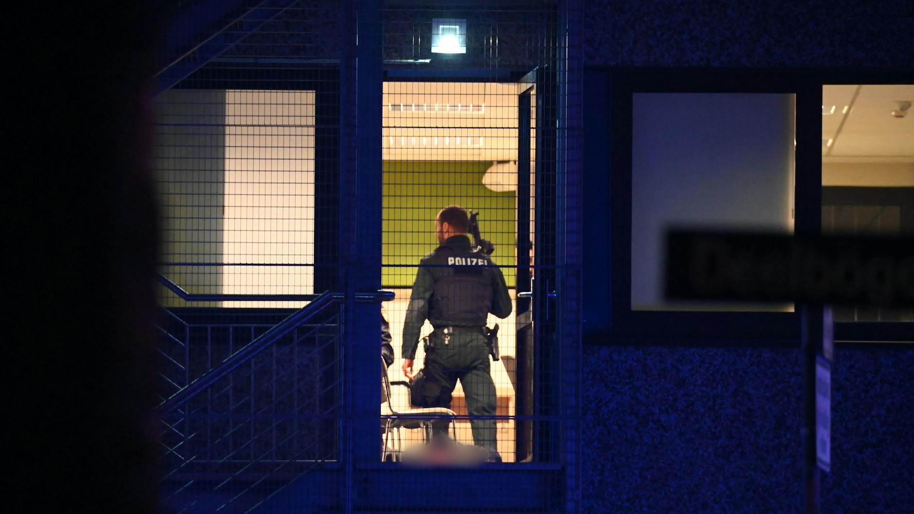 <div></div>Ein Polizist ist in Hamburg im Einsatz und hält eine Waffe. Es sind Schüsse gefallen und die Polizei ist mit starken Kräften vor Ort. Es gab viele Tote und Verletzte. 