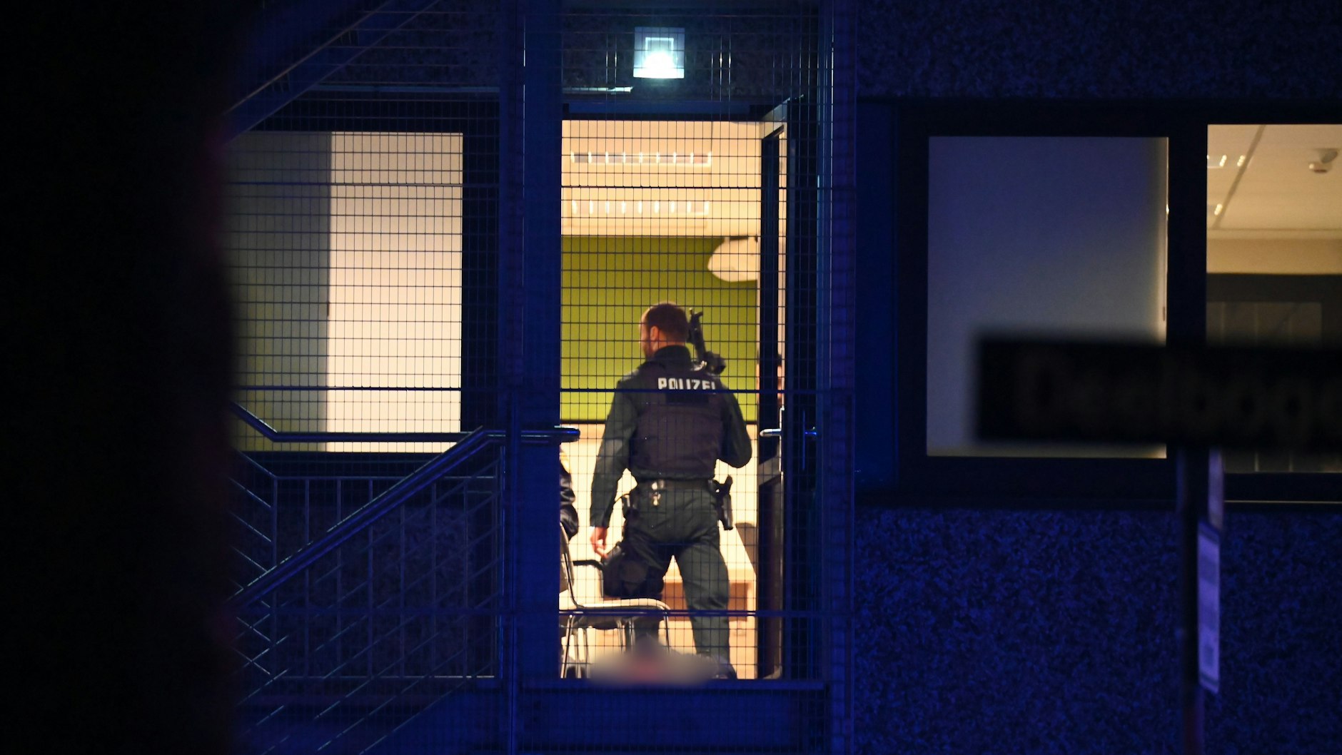 <div></div>Ein Polizist ist in Hamburg im Einsatz und hält eine Waffe. Es sind Schüsse gefallen und die Polizei ist mit starken Kräften vor Ort. Es gab viele Tote und Verletzte.&nbsp;