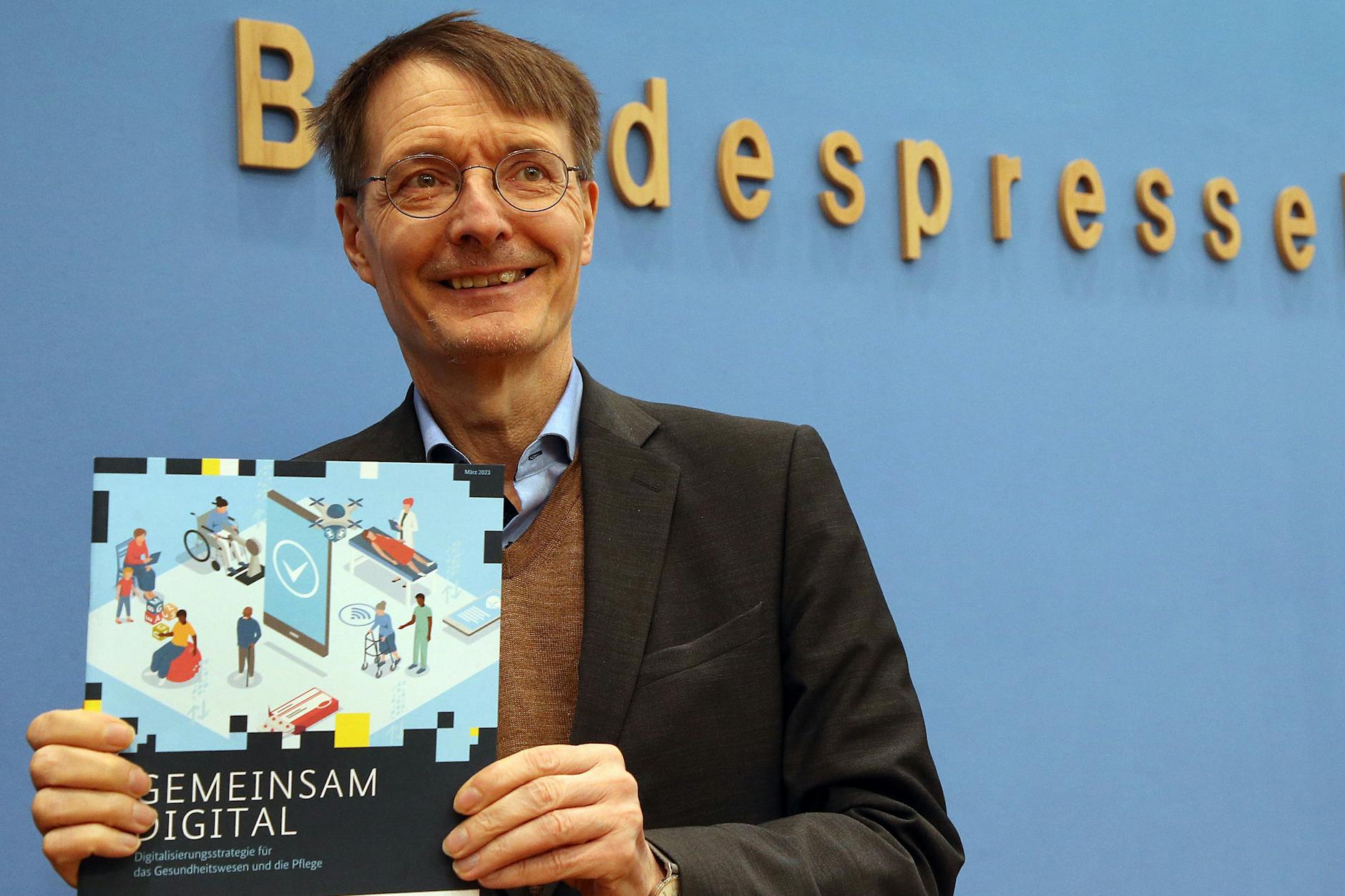 Karl Lauterbach (SPD), Bundesminister für Gesundheit, stellt bei der Bundespressekonferenz eine Digitalisierungsstrategie für das Gesundheitswesen und die Pflege vor.