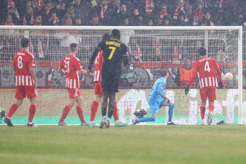 Boniface trifft mit Hilfe von Kevin Behrens zum 1:0 für die Gäste.