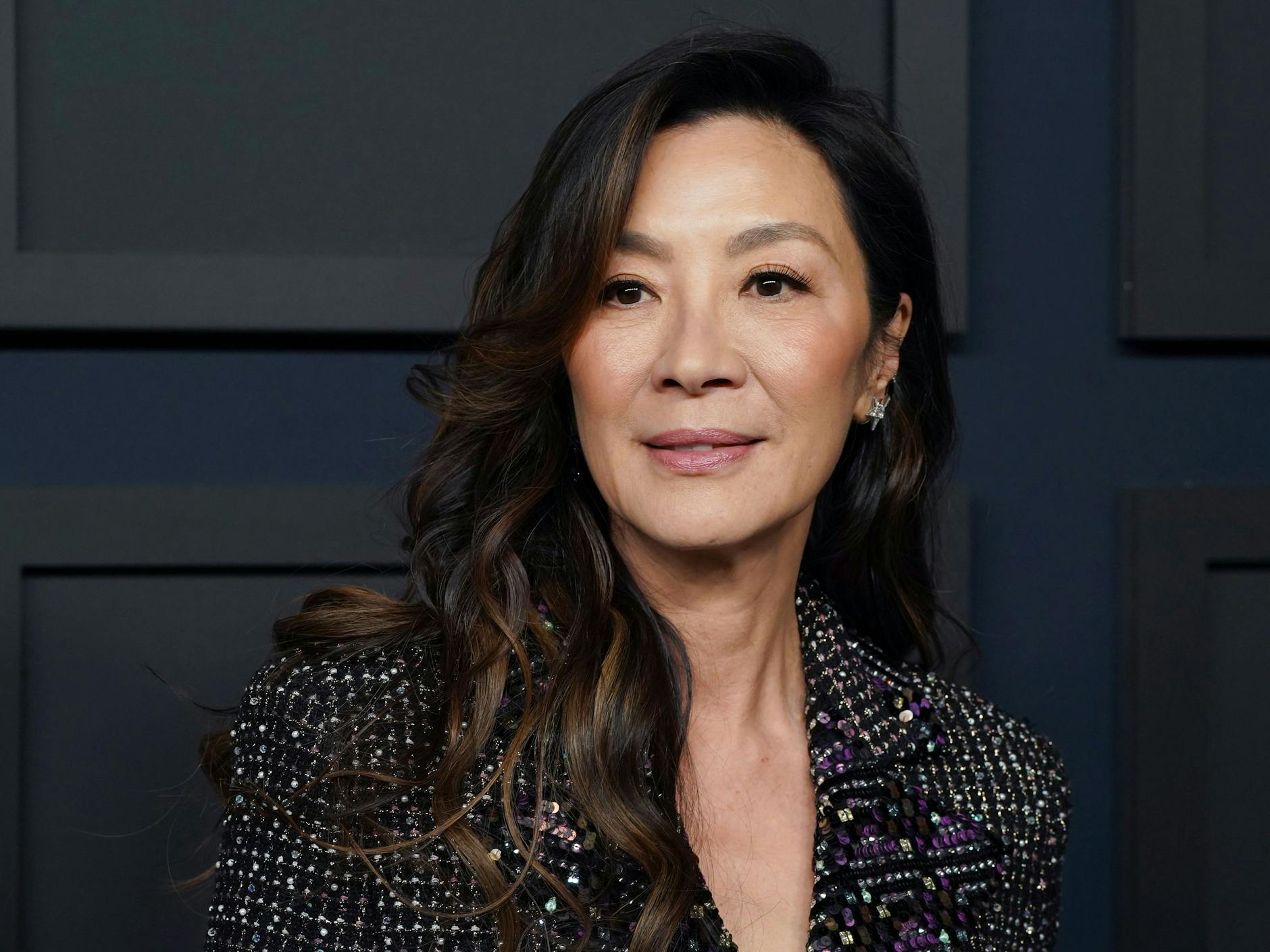 Michelle Yeoh ist für ihre Rolle der Evelyn Wang in „Everything Everywhere All at Once“ nominiert. Die 60-jährige malaysische Schauspielerin hat für diese Arbeit schon zahlreiche Preise verliehen bekommen, darunter auch einen Golden Globe, den sie im Januar mit nach Hause nehmen konnte.