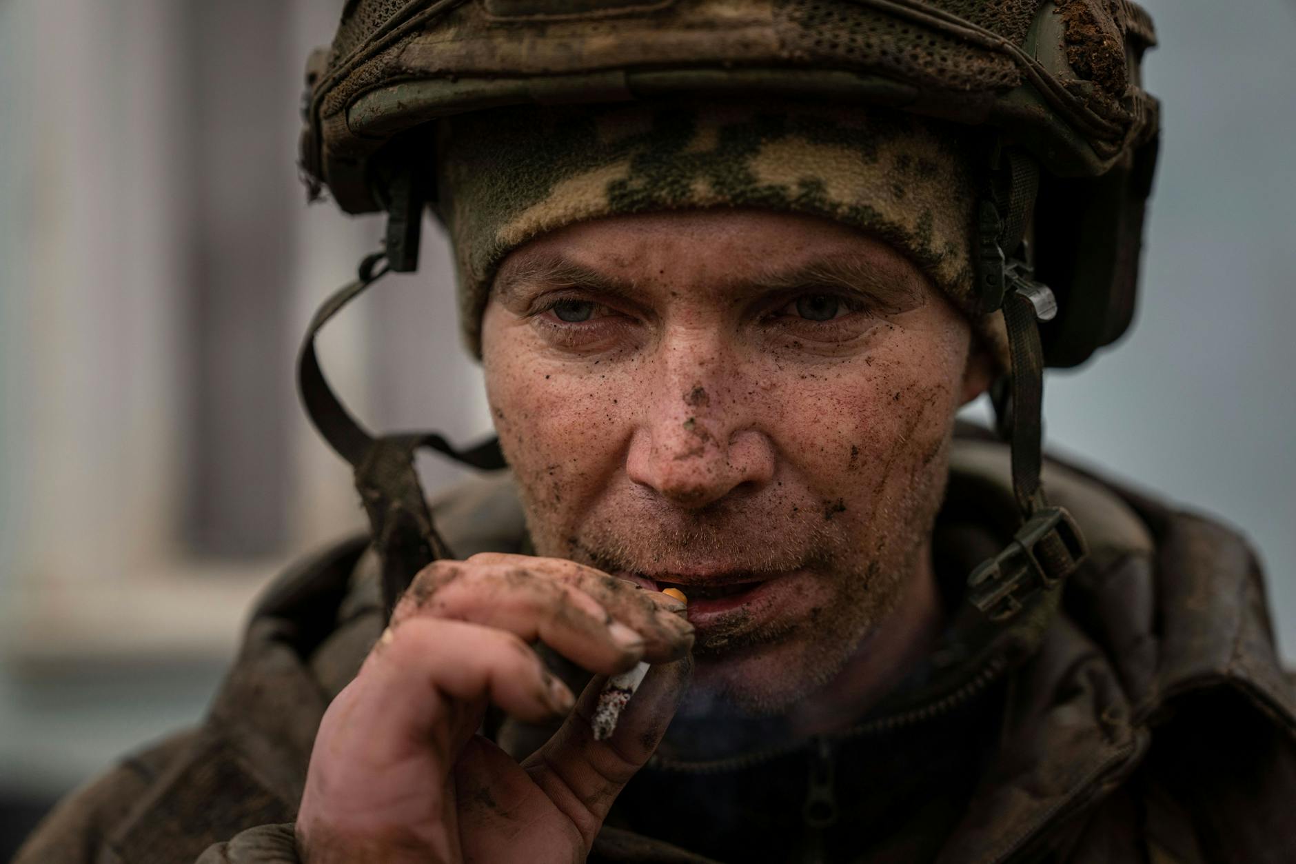 Ein ukrainischer Soldat namens Iva raucht eine Zigarette, als er von einem Einsatz bei Bachmut zurückkommt.