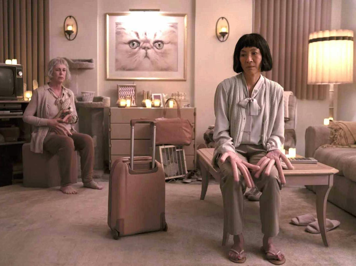 Shirley Kurata zeichnete verantwortlich für die Kostüme in „Everything Everywhere All at Once“, wofür sie nun nominiert ist. Es wäre der erste Oscar für die Kostümbildnerin, die für ihre Arbeit an demselben Film bereits drei Preise gewonnen hat, darunter jenen der renommierten Costume Designers Guild.