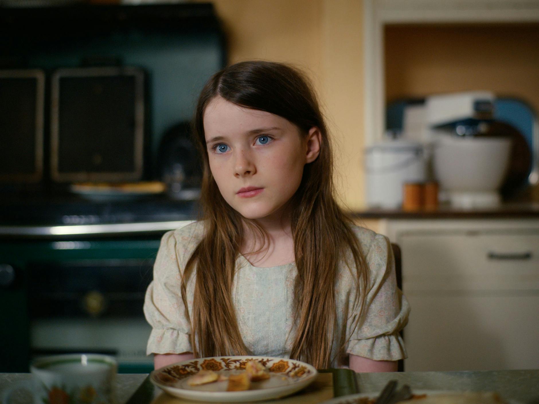 Colm Bairéads „The Quiet Girl“ ist ein irisches Filmdrama – und als erste irische Produktion überhaupt für einen Oscar als bester internationaler Film nominiert. Ausgezeichnet wurde der Film bisher etwa mit einem Europäischen Filmpreis sowie dem Großen Preis der Internationalen Jury der Generation Kplus bei der Berlinale.