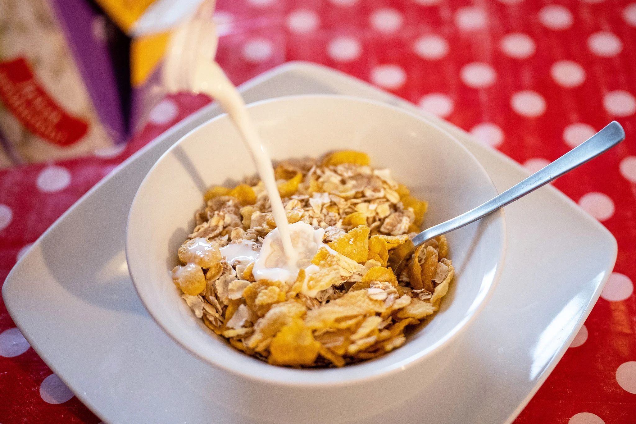 ILLUSTRATION - Bei Jüngeren ist vor allem Müsli am Morgen beliebt.  