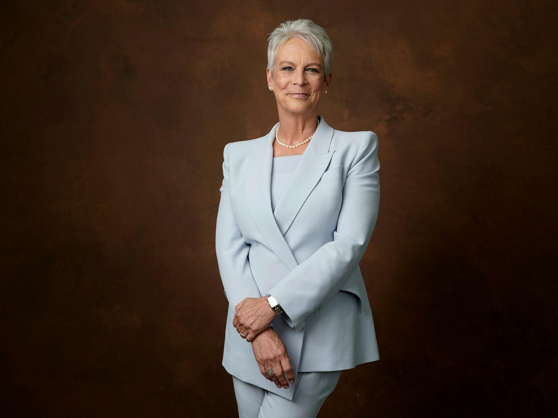 Jamie Lee Curtis ist – wie ihre Filmkollegin Stephanie Hsu auch – als beste Schauspielerin in einer Nebenrolle im Film „Everything Everywhere All at Once“ nominiert. Dort spielt Curtis Deirdre Beaubeirdra. Es ist die erste Oscar-Nominierung für die 64-Jährige, die bisher etwa zwei Golden Globes gewonnen hat.