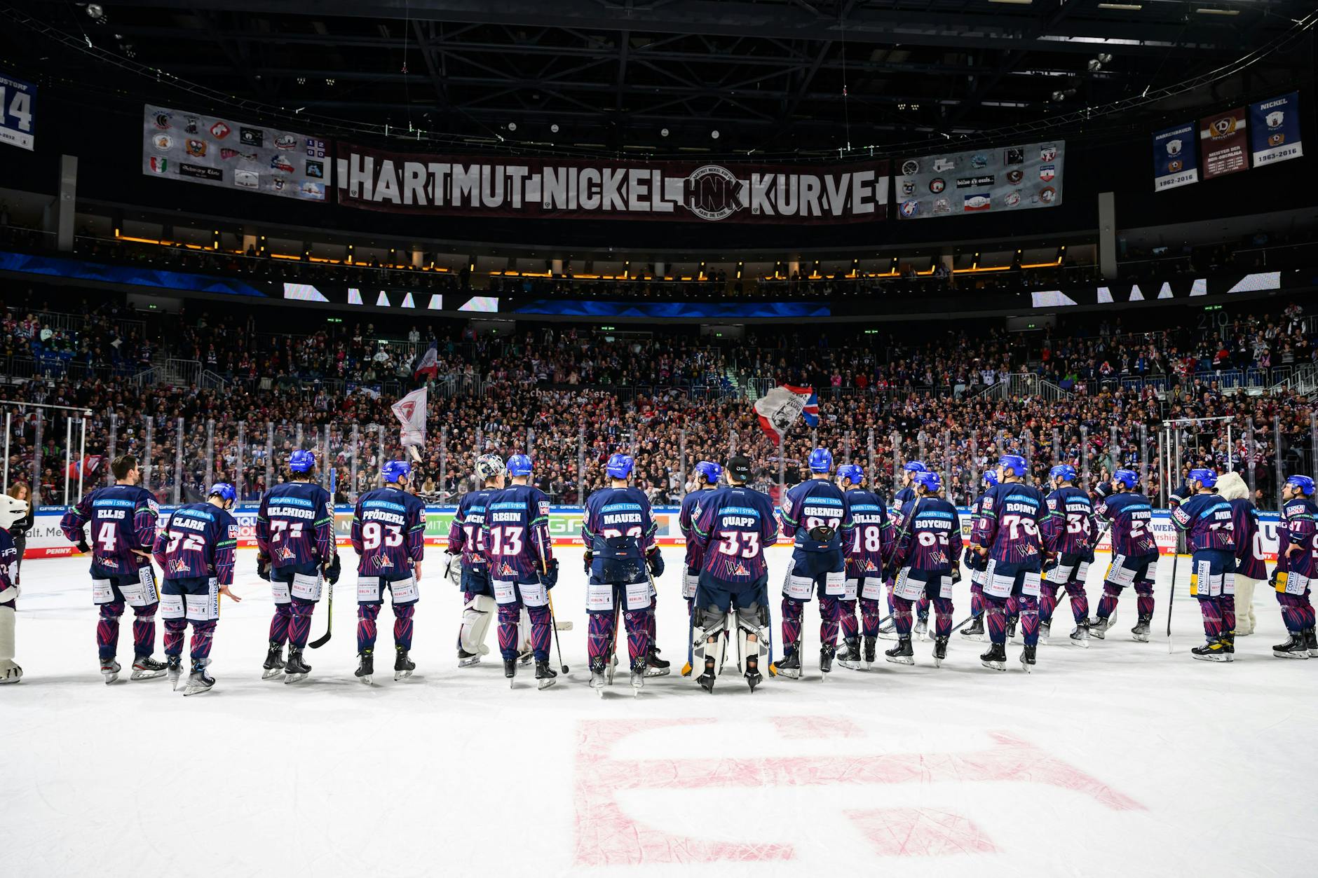 Die Eisbären verabschieden sich an dem letzten Hauptrundenspiel von ihren Fans.