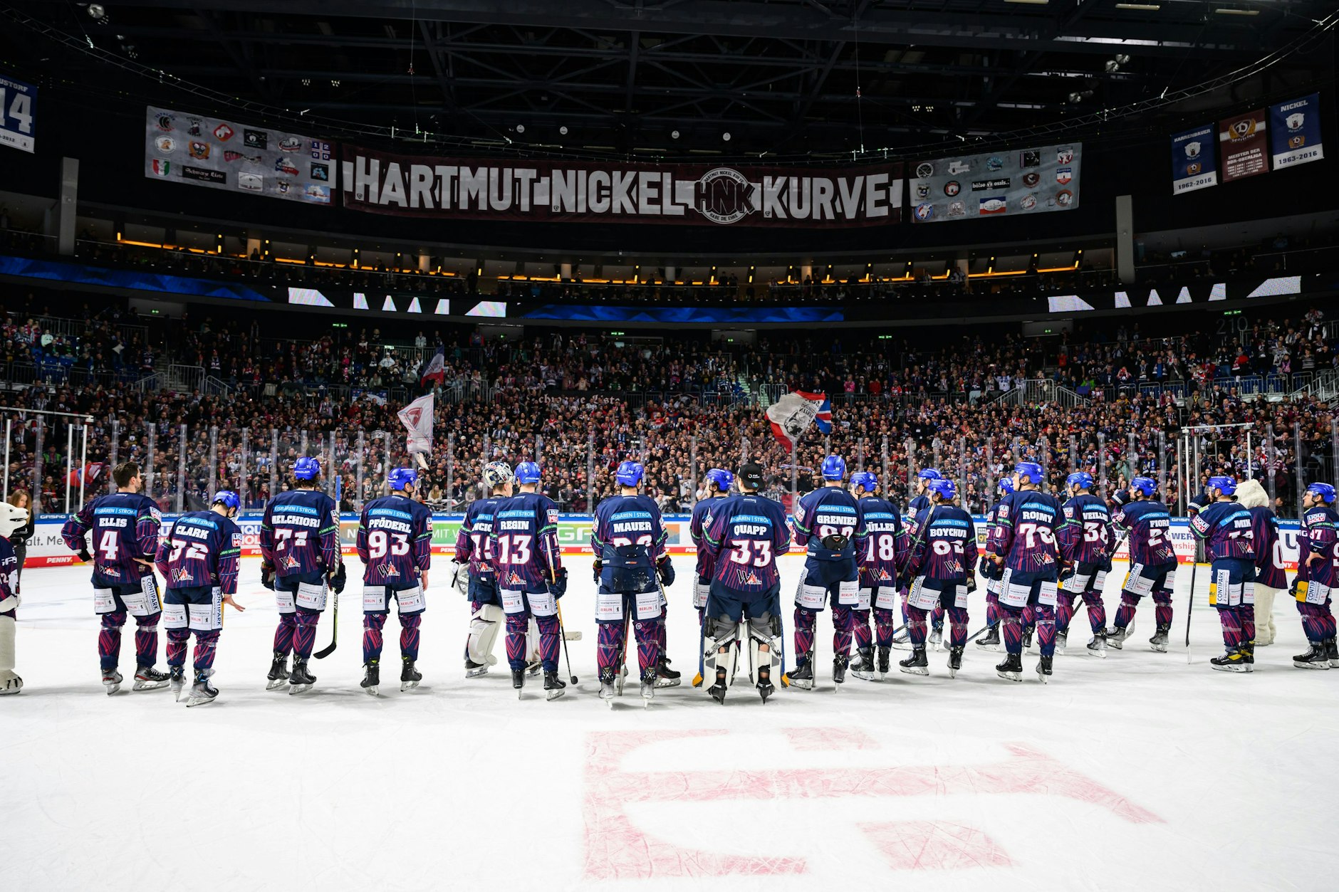 Die Eisbären verabschieden sich an dem letzten Hauptrundenspiel von ihren Fans.