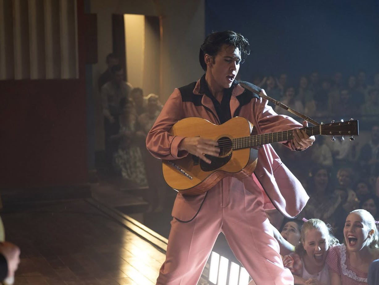 Catherine Martin hat mit „Elvis“ Chancen auf den Oscar. Die Kostümbildnerin arbeitet häufig mit ihrem Mann Baz Luhrmann zusammen, der auch bei dieser Filmbiografie Regie führte. Martin hat bereits vier Oscars gewonnen, darunter für „Moulin Rouge“ und „Der große Gatsby“, und war insgesamt neunmal nominiert.