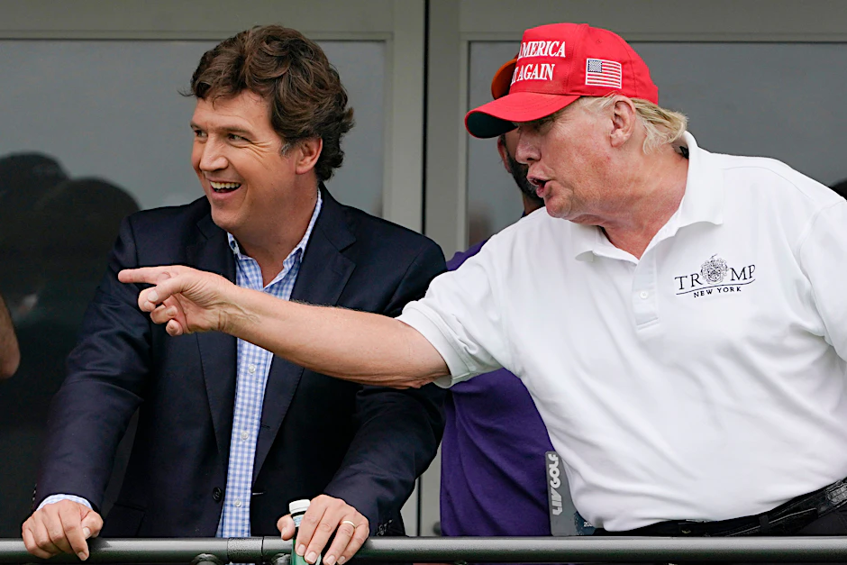 Bedminster (USA): Tucker Carlson (l.), konservativer Fernsehmoderator, und Ex-Präsident Donald Trump.