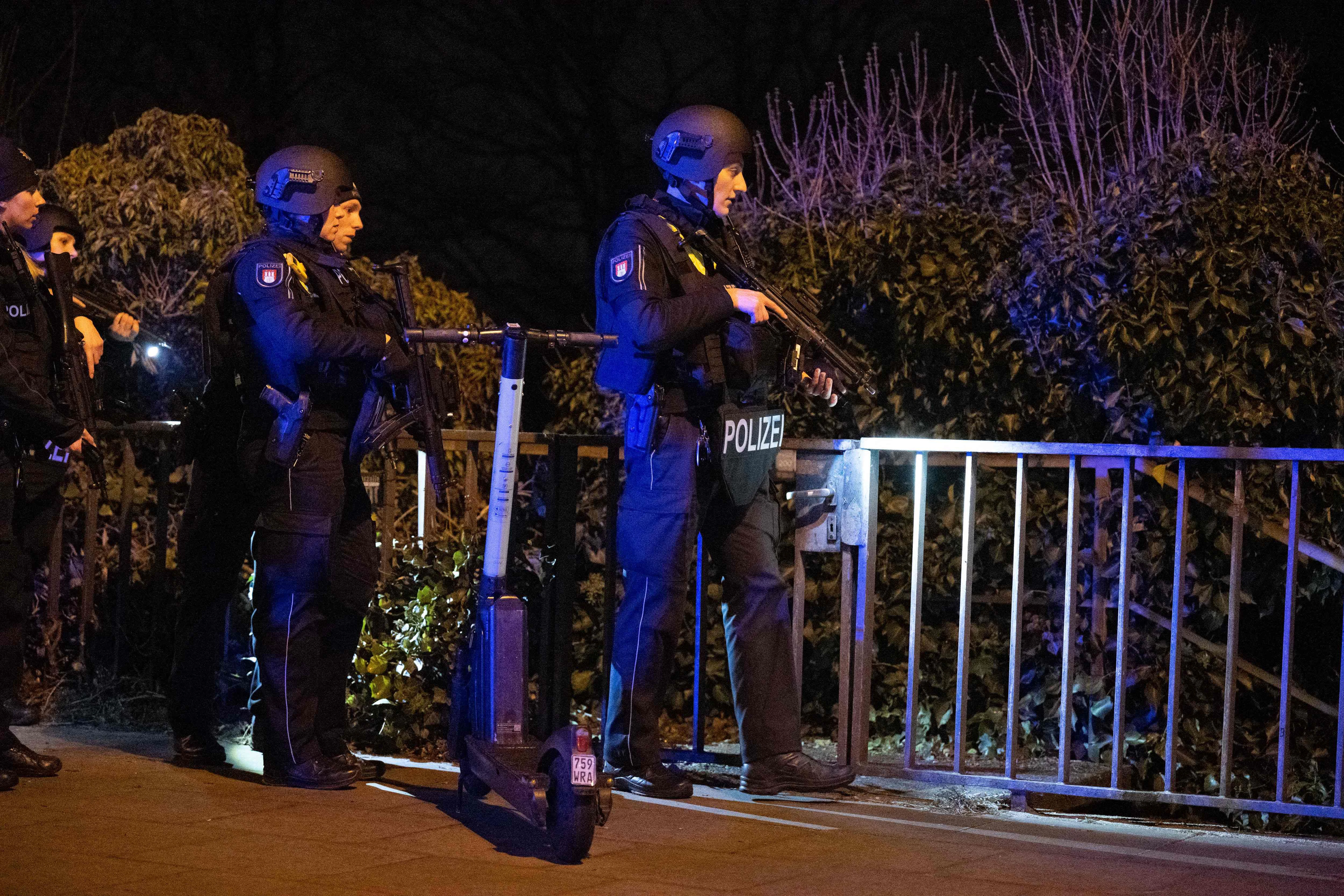 Spezialkräfte der Polizei waren am Donnerstagabend in Groß Borstel im Einsatz.