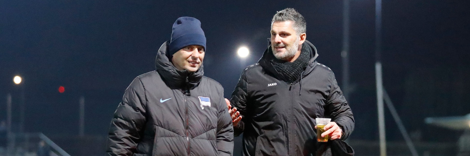 Herthas U23-Trainer Ante Covic (l.) und BFC-Sportdirektor Angelo Vier sind sich immer noch nicht einig beim Thema Strafstoß oder nicht.