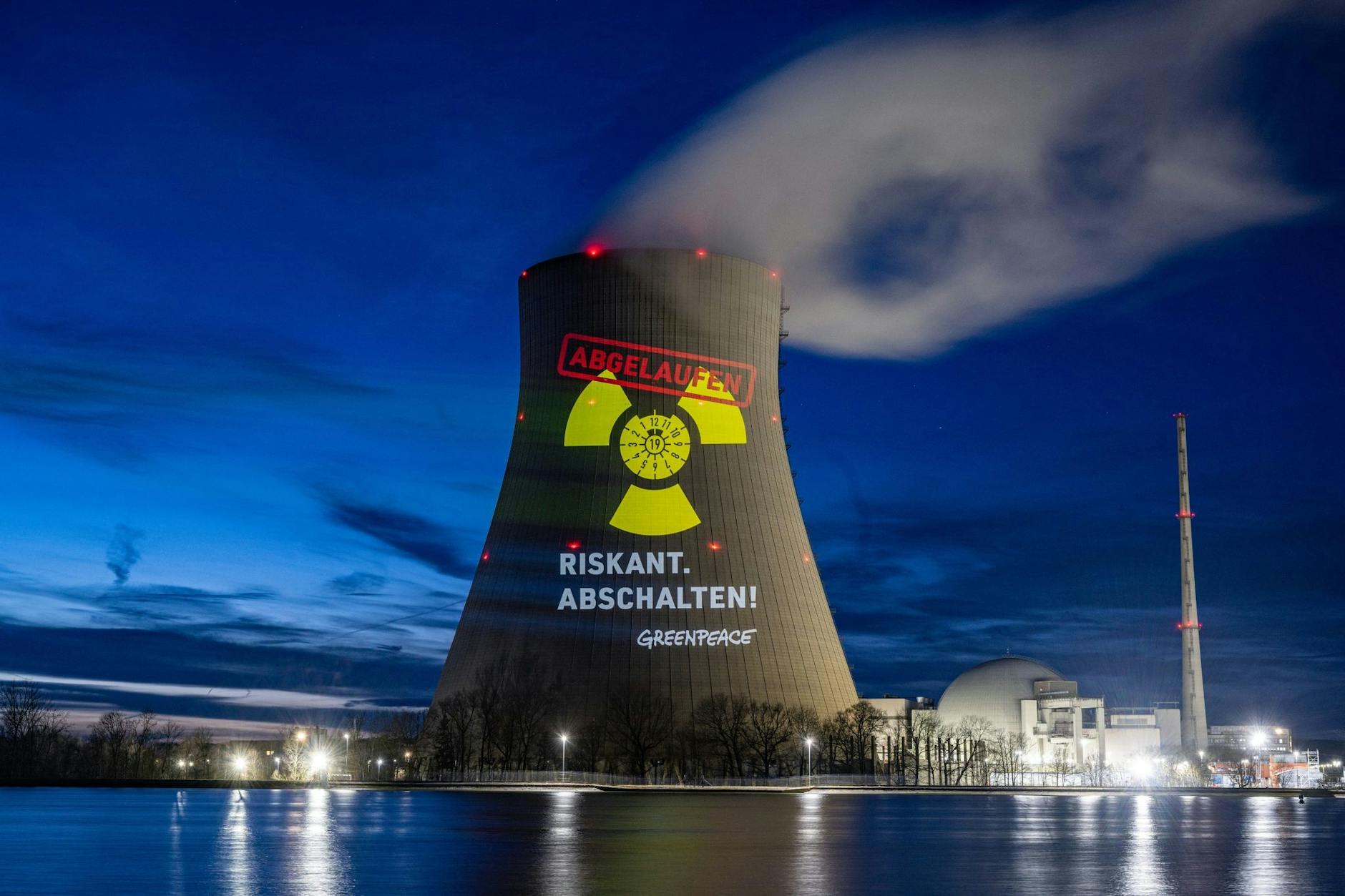  Eine Aktion von Greenpeace am Atomkraftwerk Isar 2 in Bayern. 